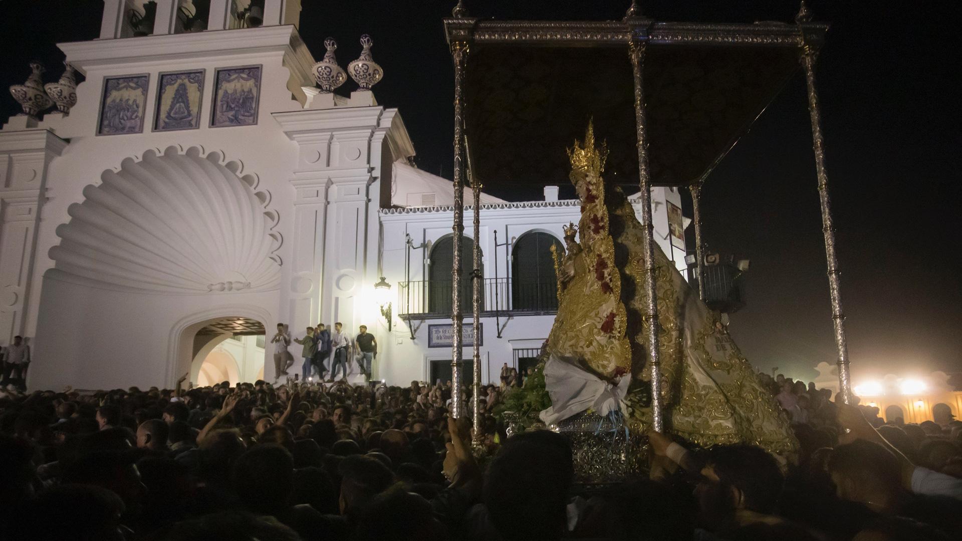 La Virgen del Rocío vuelve al santuario de forma anticipada por la rotura de un banco de las andas procesionales