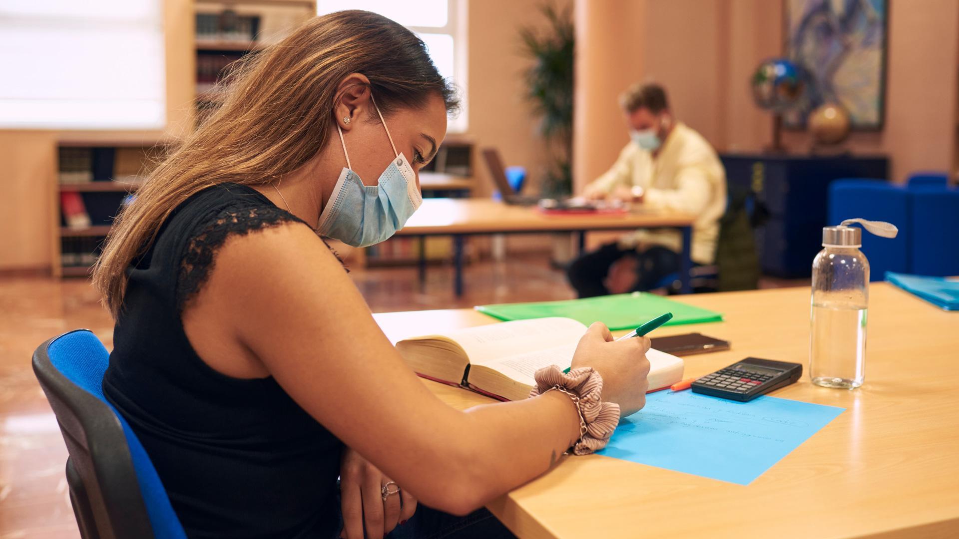 Una estudiante preparando el examen de la EBAU
