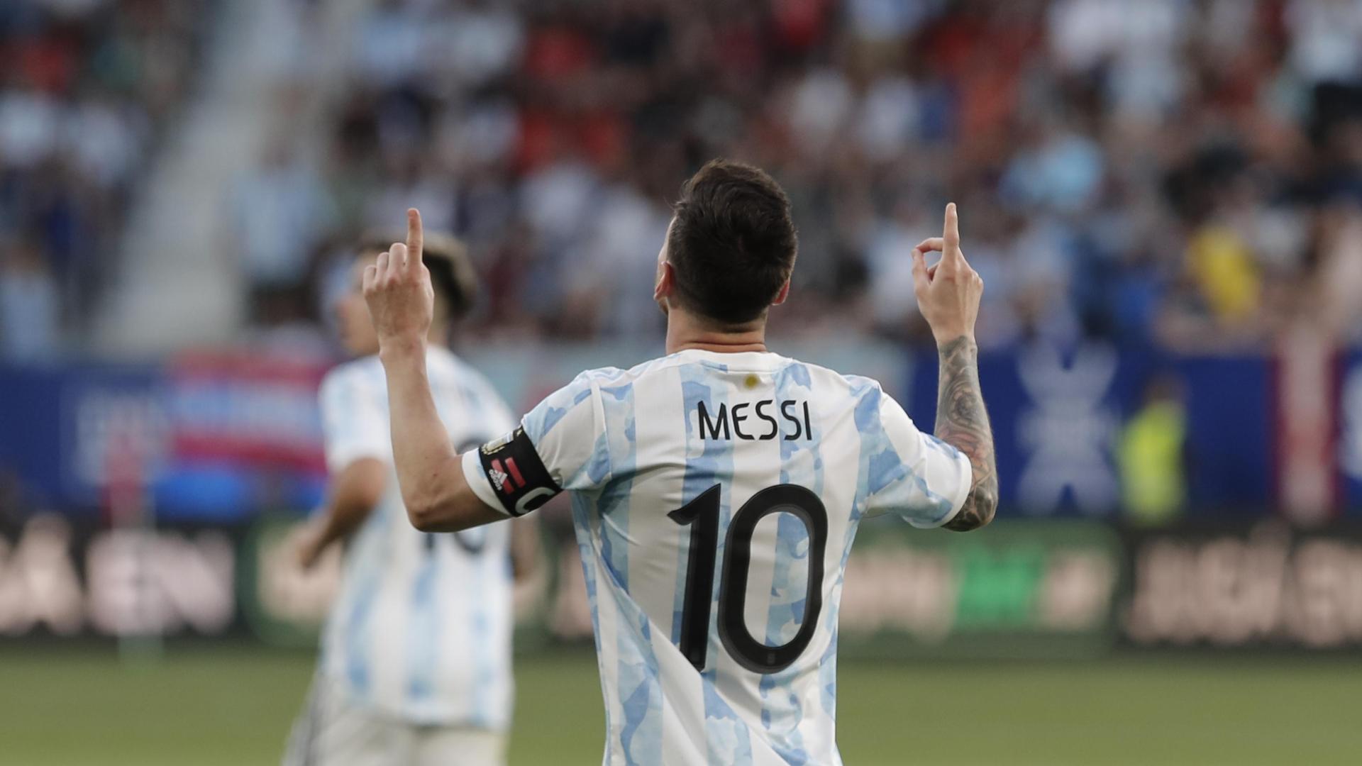 Messi celebra uno de sus goles en El Sadar