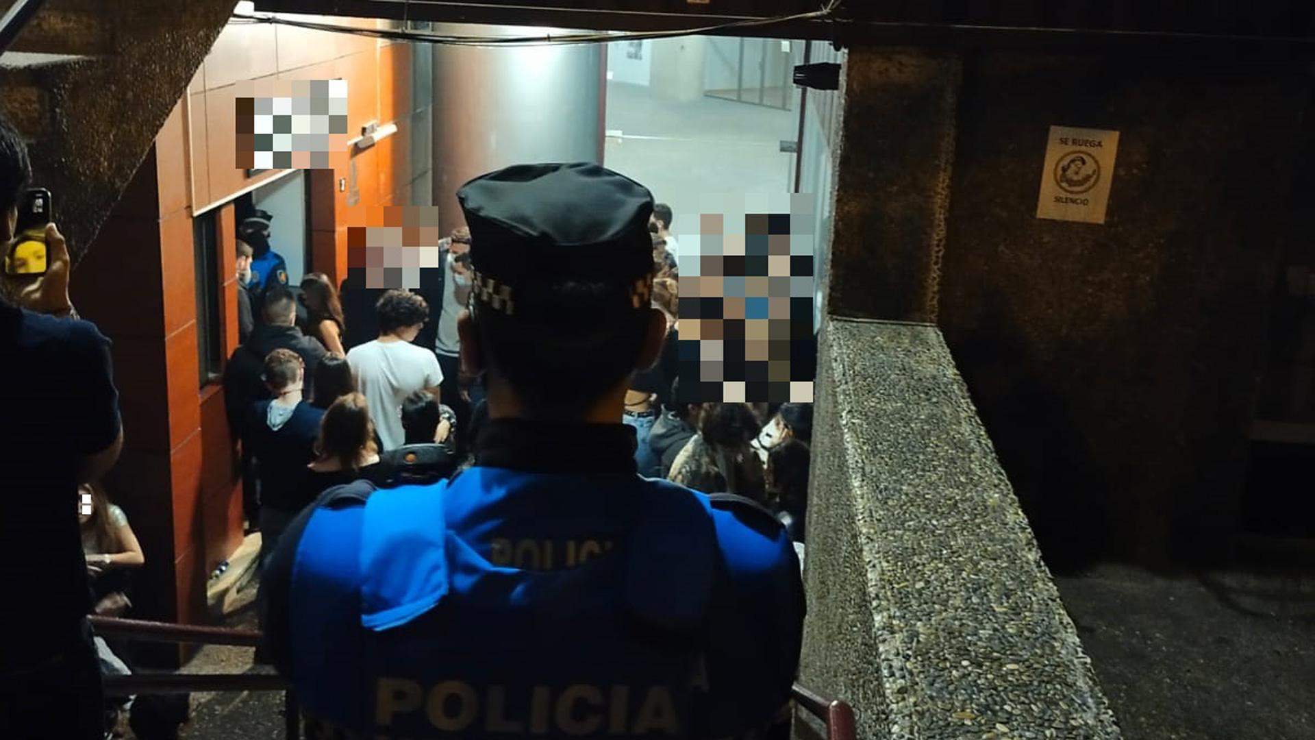 Un agente, a la entrada de un local de ocio en Pamplona