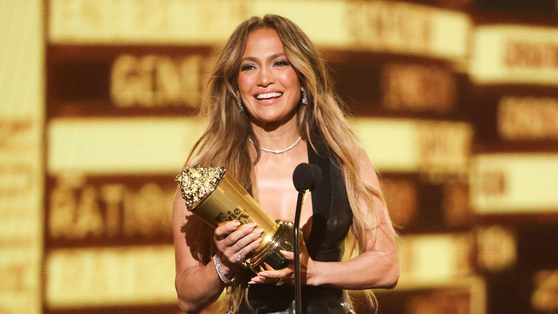 Jennifer López recogió un premio honorífico a su carrera