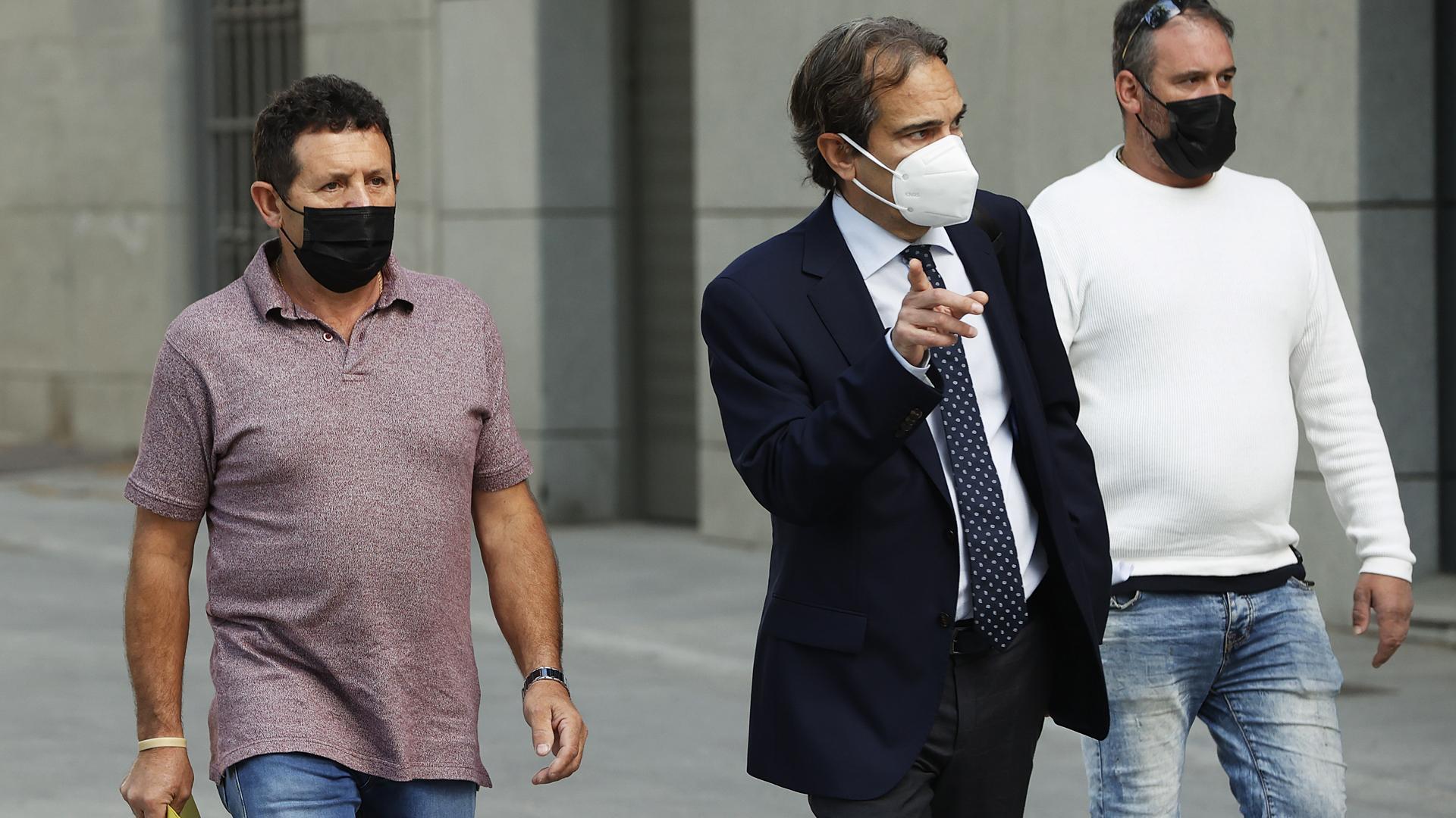 El patrón del 'Villa de Pitanxo', Juan Padín Costa (izda.), y su sobrino, Eduardo Rial Costa (dcha) llegando a la Audiencia Nacional