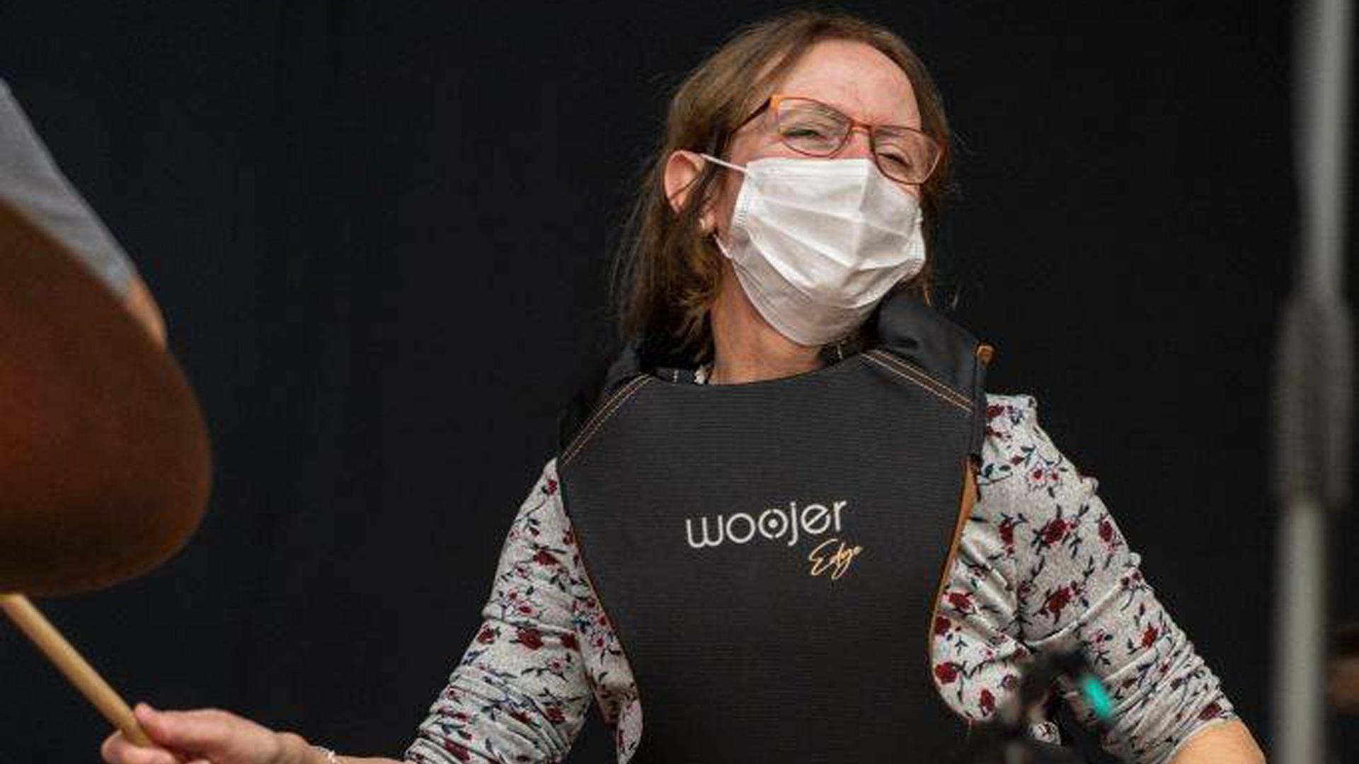 Participante de un taller de Pamplona Jazz Orchestra con un chaleco háptico