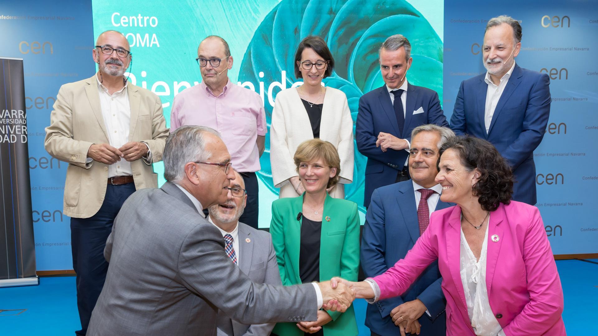Enrique Maya saluda a la consejera Itziar Gómez. Arriba, desde la izq., Nacho López-Goñi (director del Museo de Ciencias), el arquitecto Patxi Mangado, Inmaculada Pascual (instituto de Biodiversidad y Medioambiente), Javier Ortega (director de Desarrollo del centro BIOMA) y José Ignacio Pérez de Albéniz (ARPA Abogados). Debajo, el consejero de Universidades, Juan Cruz Cigudosa, la rectora María Iraburu y Sucunza, presidente de CEN