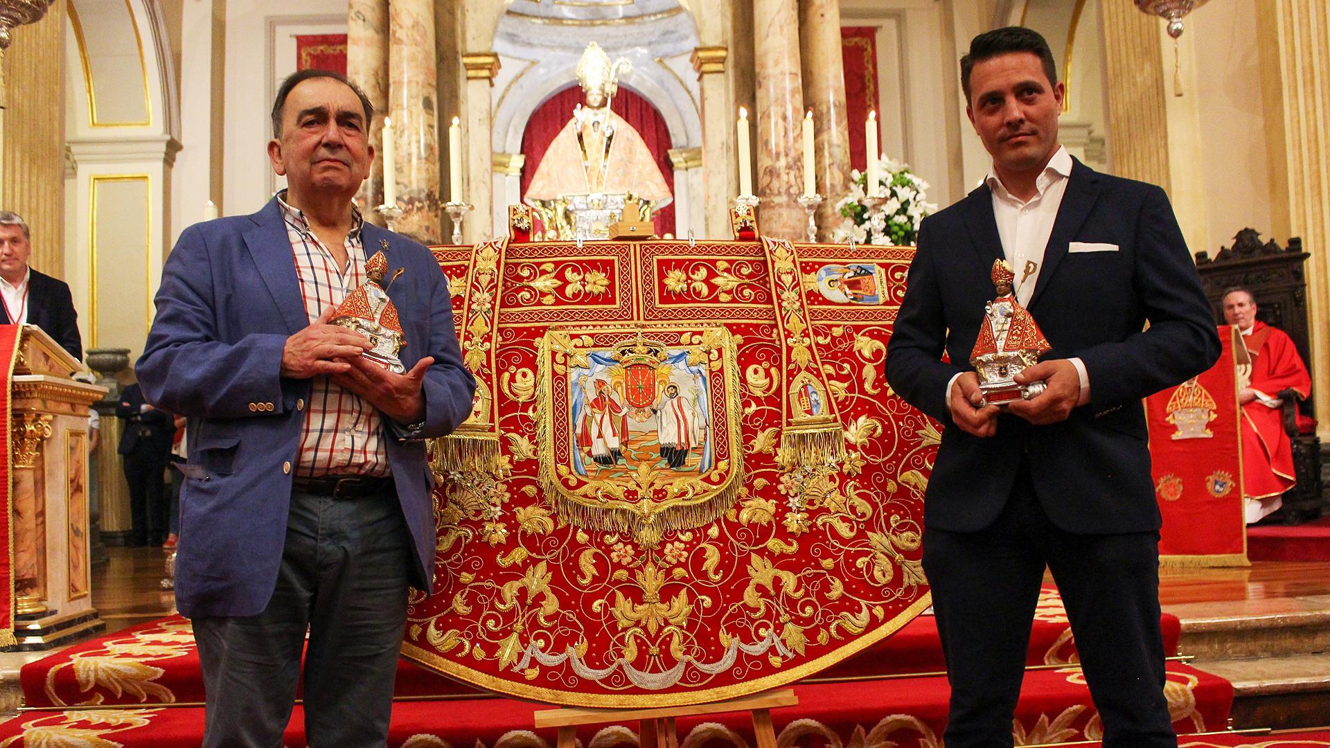 Rafael Carmona (izda.), bordador del capotico de San Fermín, y Óscar Ruíz (dcha.), el diseñador