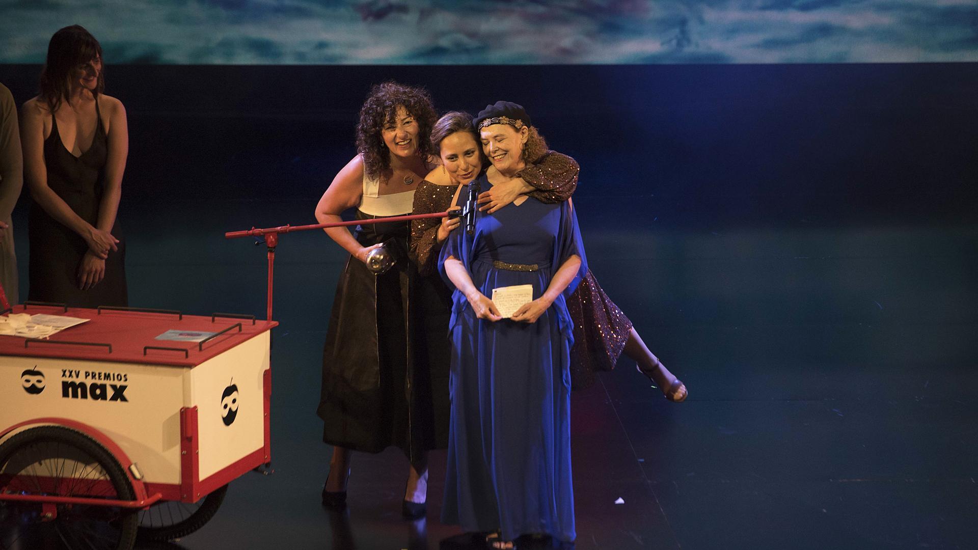 La directora de teatro Paloma Pedrero (dcha.) recibe el Max Aficionado de carácter social por 'Caídos del cielo', durante la gala de los XXV Premios Max de las Artes Escénicas en el Teatre Principal de Maó (Menorca)