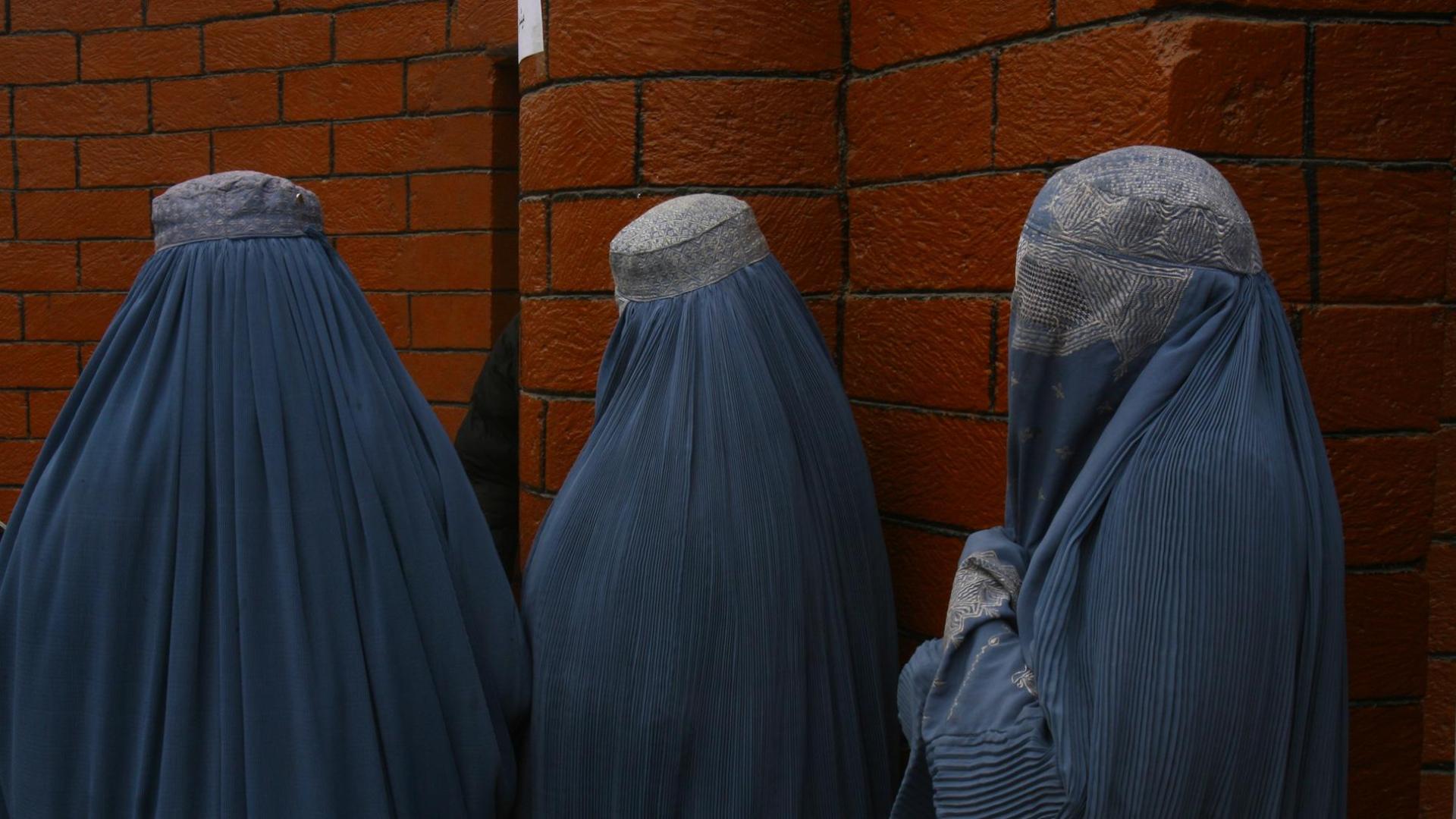 Mujeres con burka en las calles de Kabul