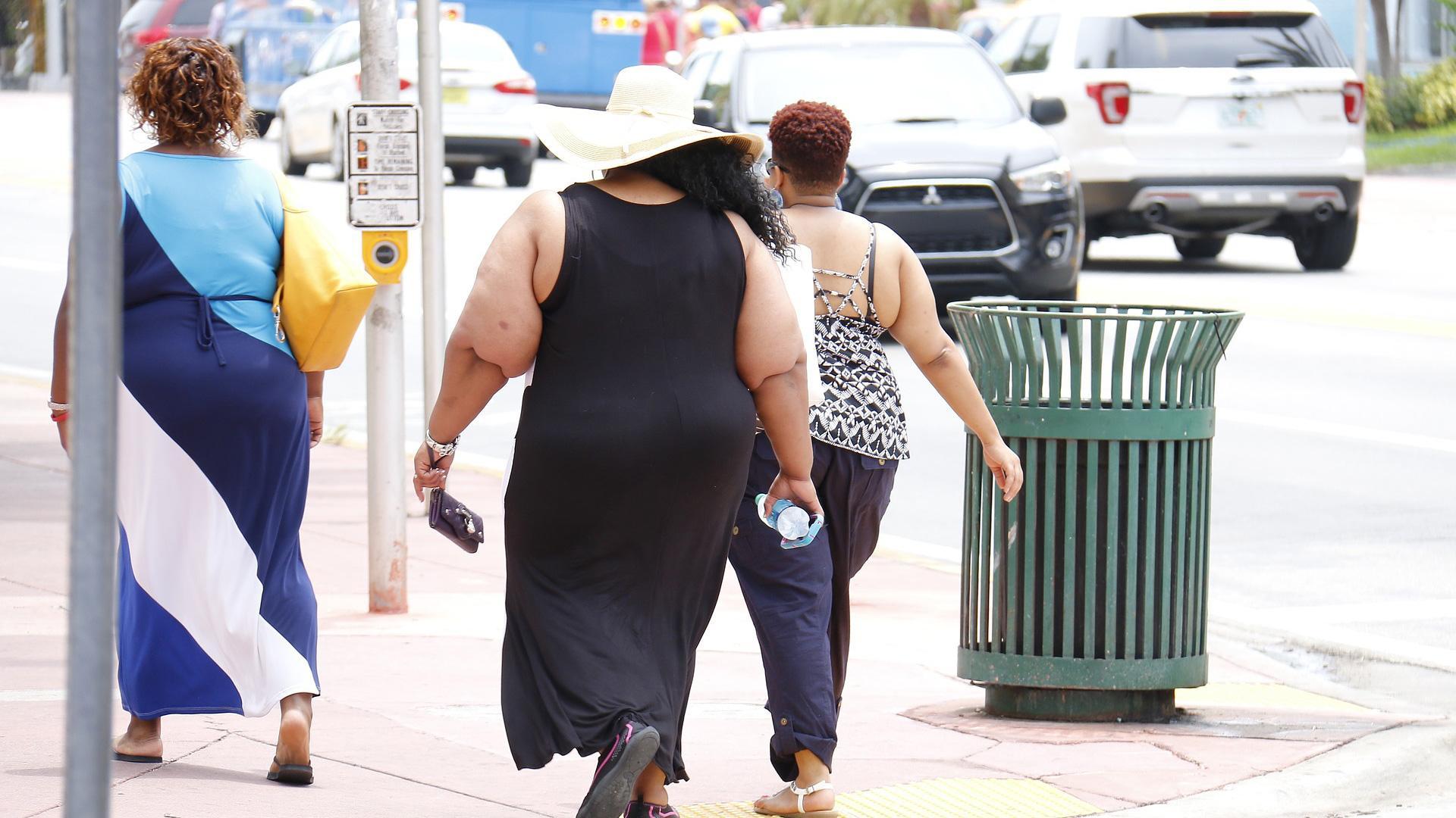 Varias personas con sobrepeso en la calle