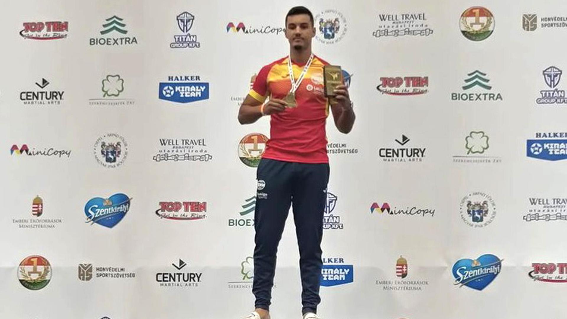 El luchador navarro del Gimnasio Kanku, Moha Hamedi, en el podio