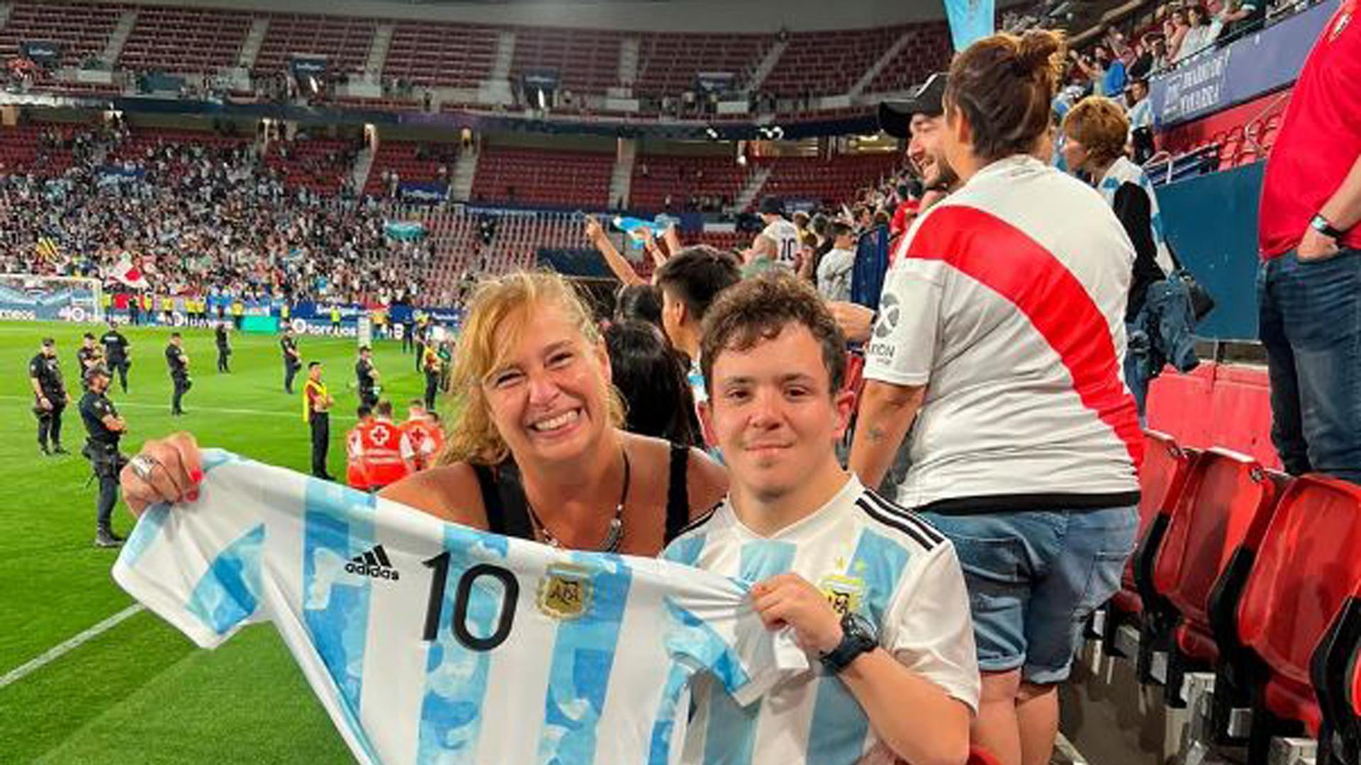 Tomás Friggeri y su madre, Fernanda Ramírez, posan con la camiseta de Leo Messi en El Sadar