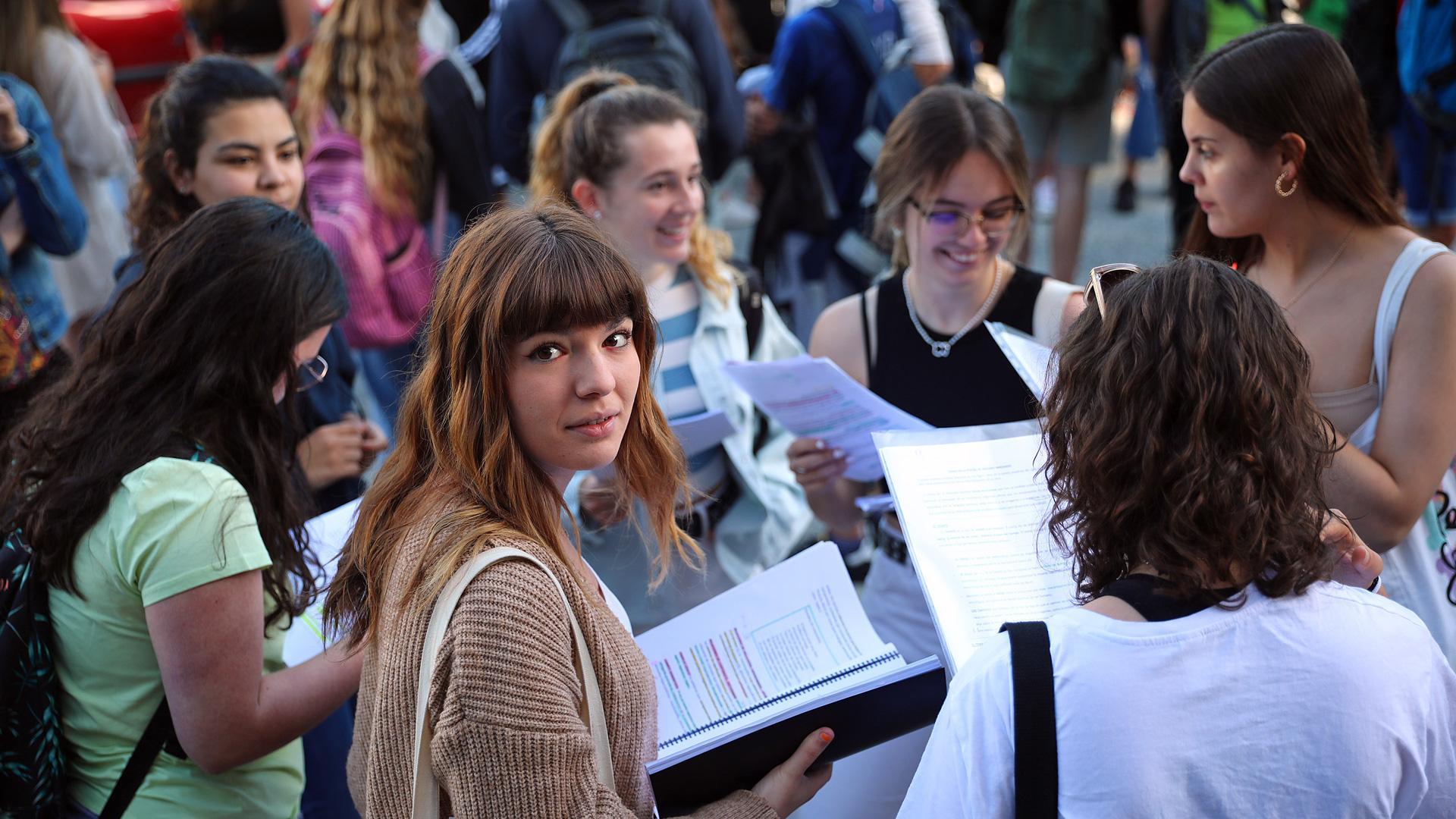 Un grupo de estudiantes repasa los apuntes antes de la primera prueba de la EvAU
