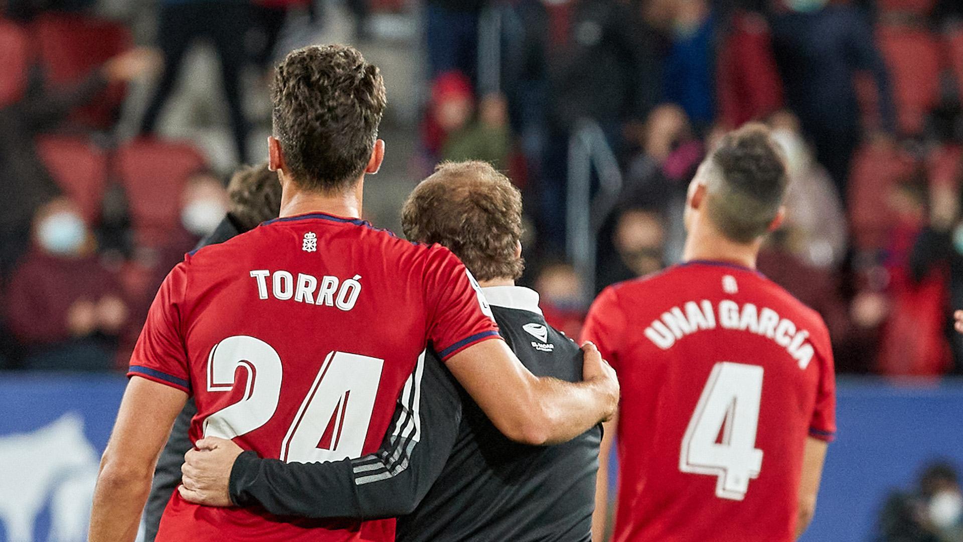 Abrazo entre Lucas Torró y Jagoba Arrasate en el partido en El Sadar contra el Granada