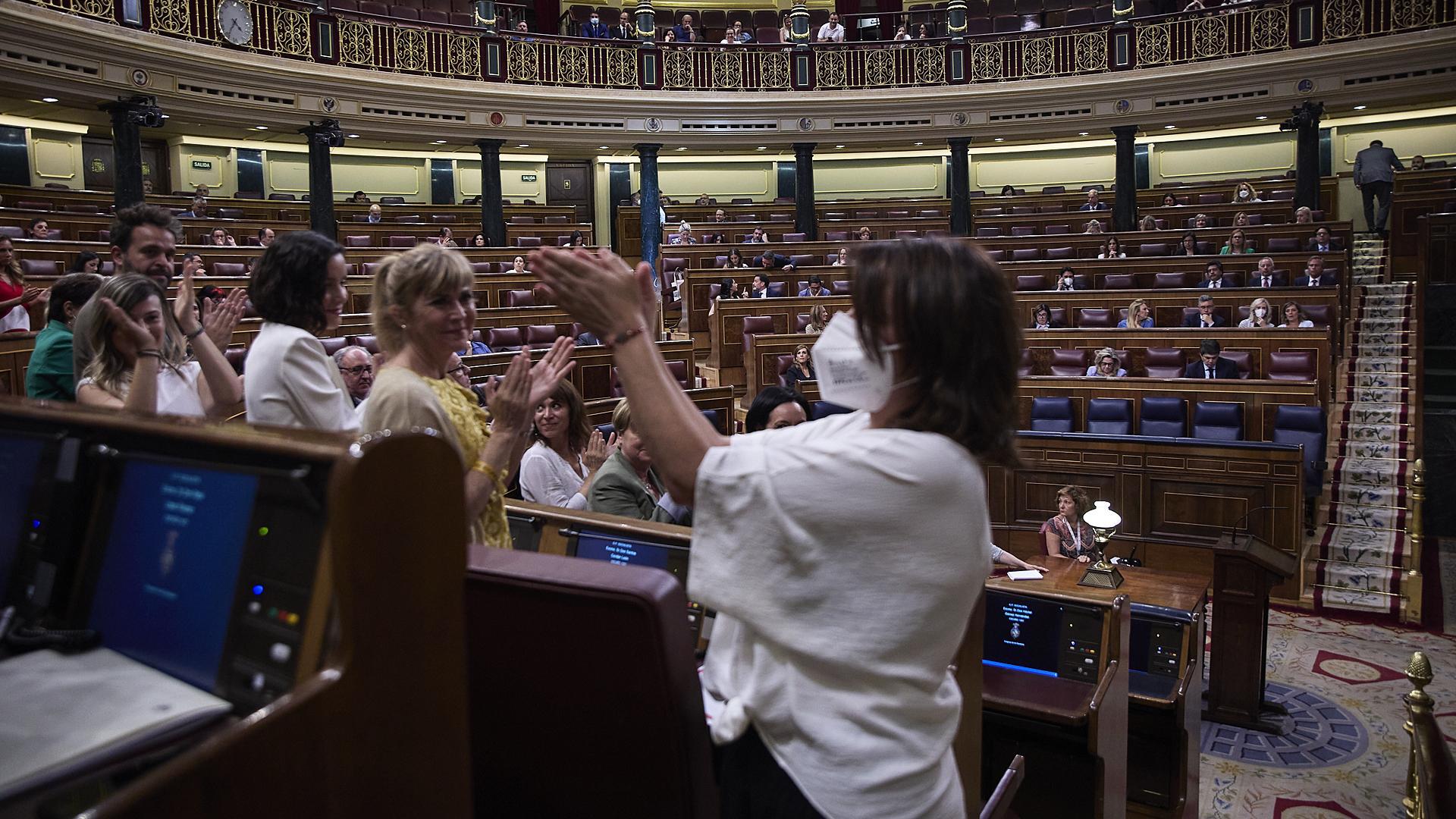 La vicesecretaria general del PSOE, Adriana Lastra, aplaude después de intervenir en una sesión plenaria en el Congreso de los Diputados este martes, 7 de junio