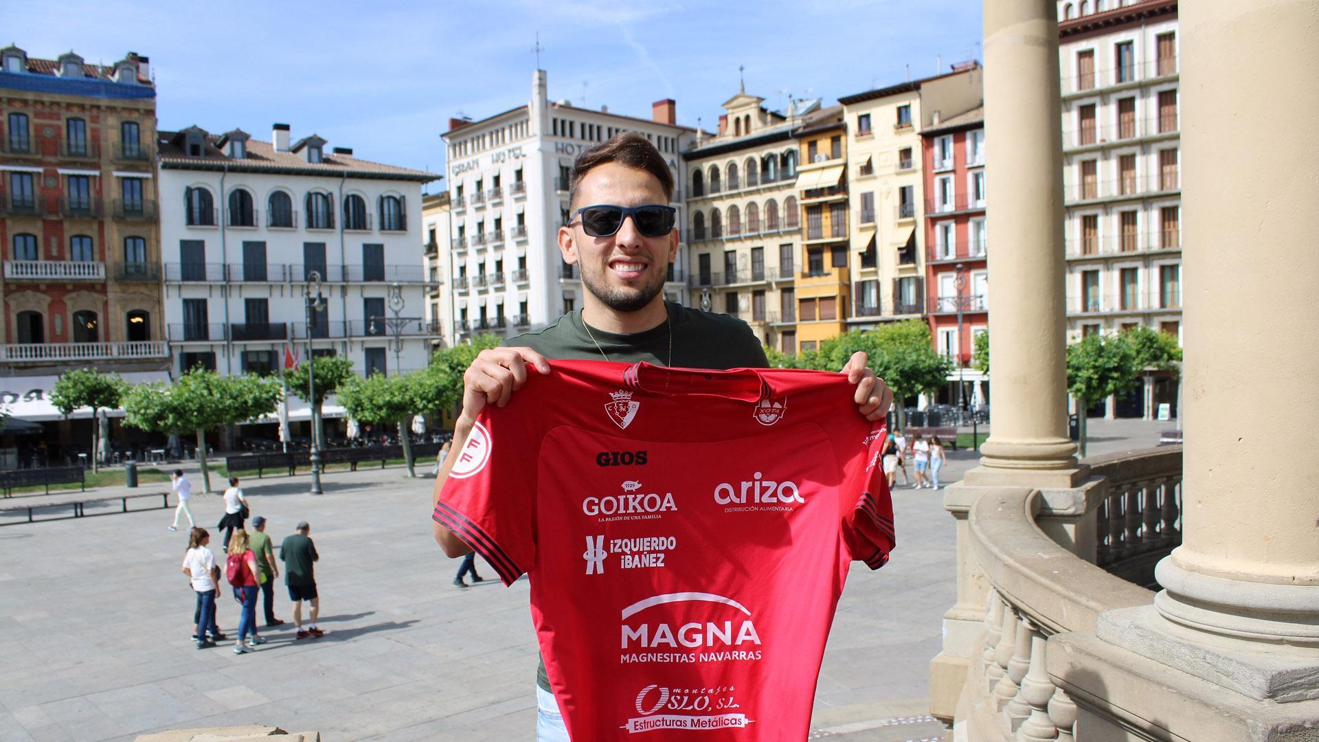 Linhares posa con la camiseta de Osasuna Magna en la Plaza del Castillo de Pamplona