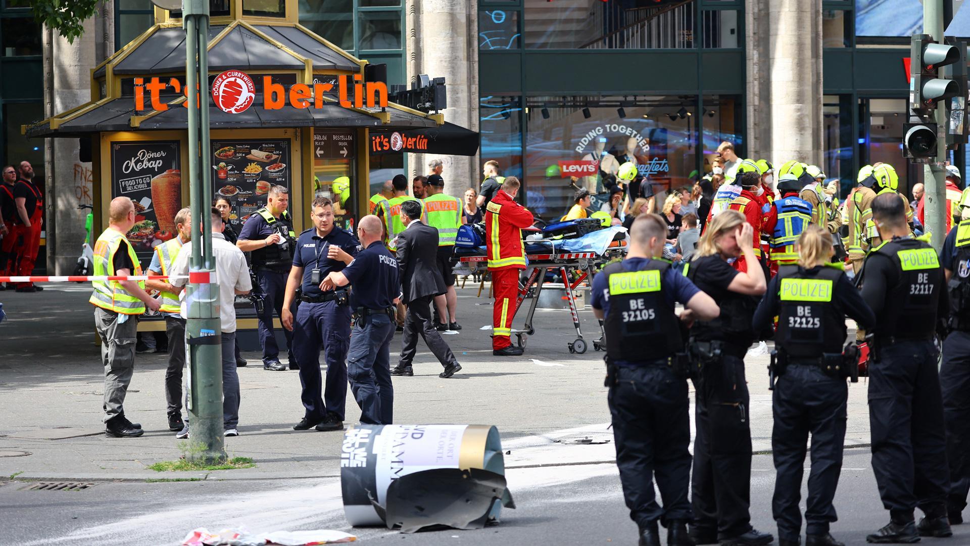 El suceso ocurrió cerca de la avenida Kurfürstendamm cuando un vehículo arrolló en la acera a un grupo de personas