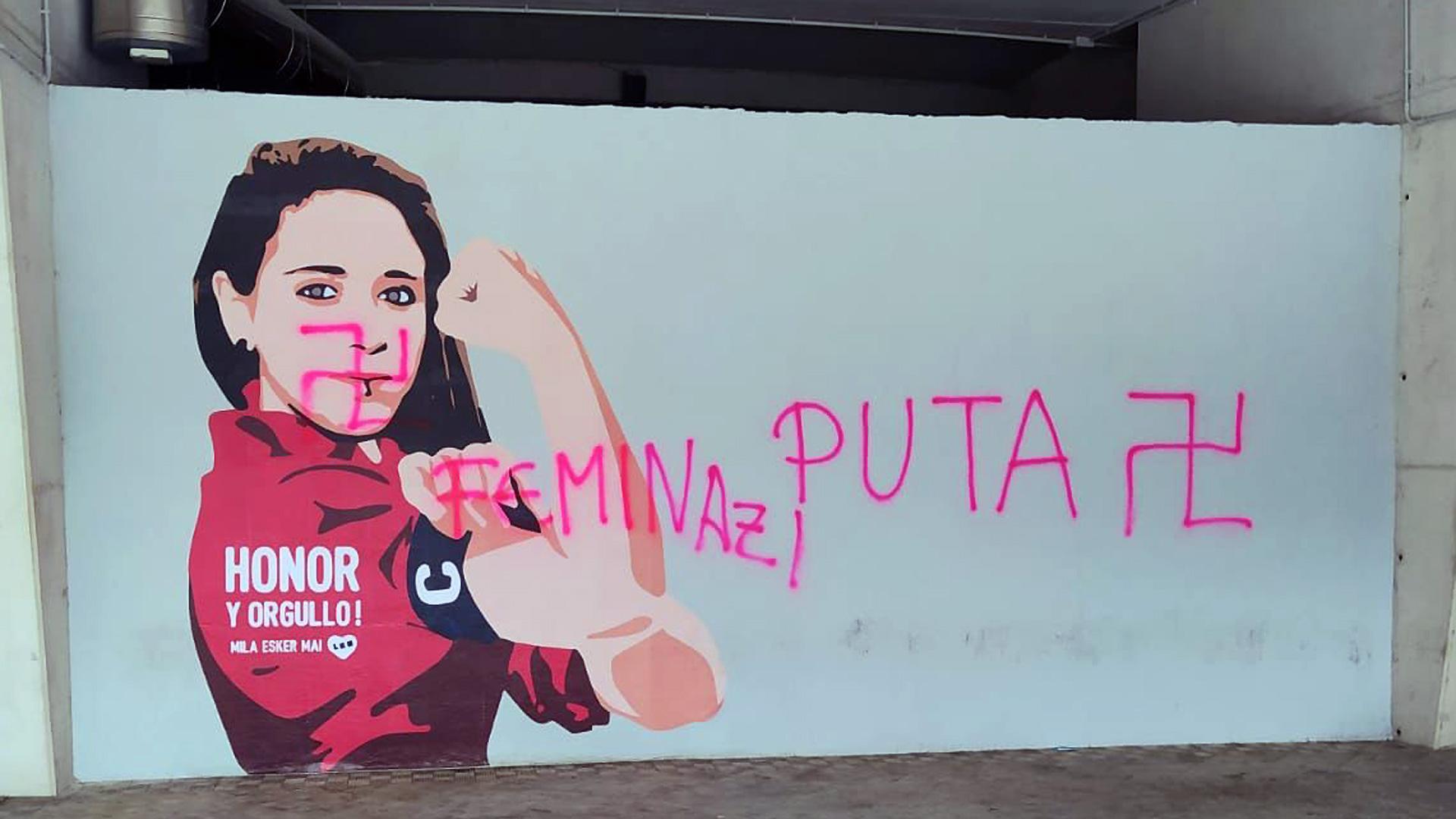 El mural dedicado a Mai Garde, con las pintadas que han aparecido sobre él este miércoles 8 de junio
