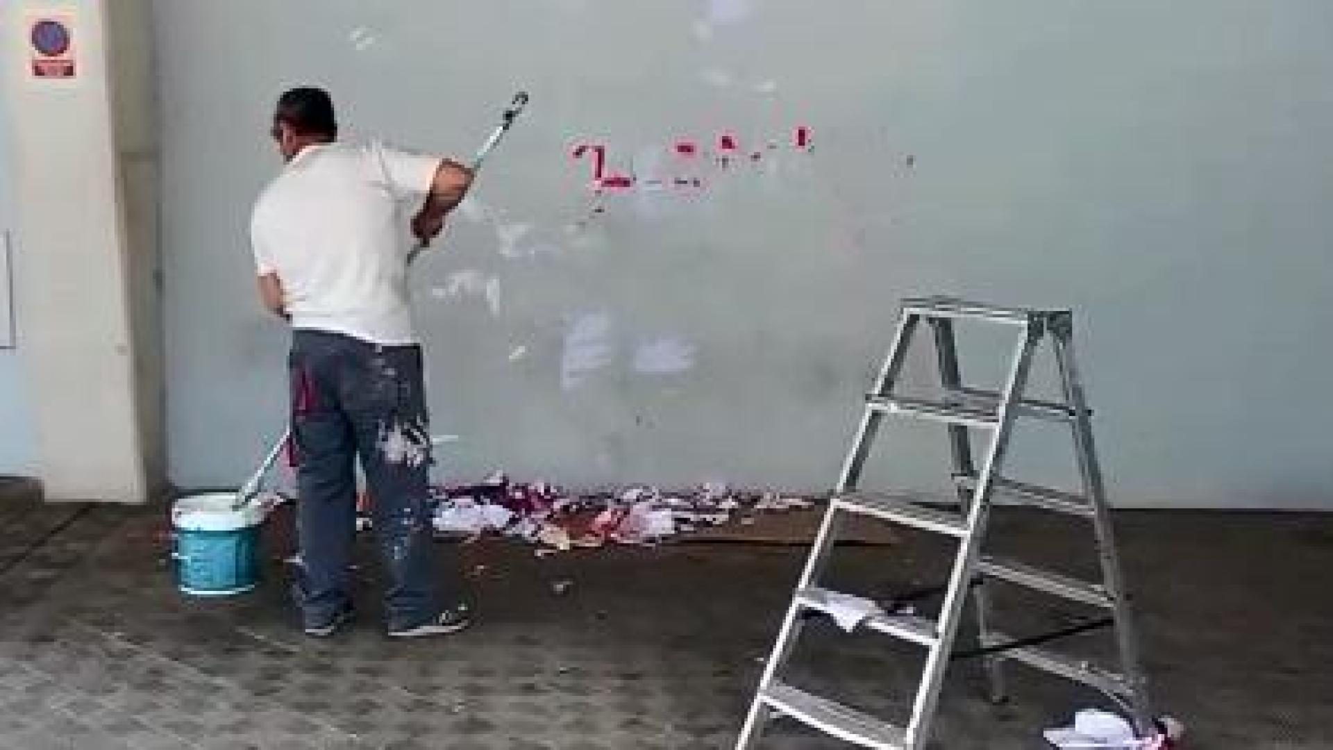 Momento en el que un operario de Osasuna pinta la pared