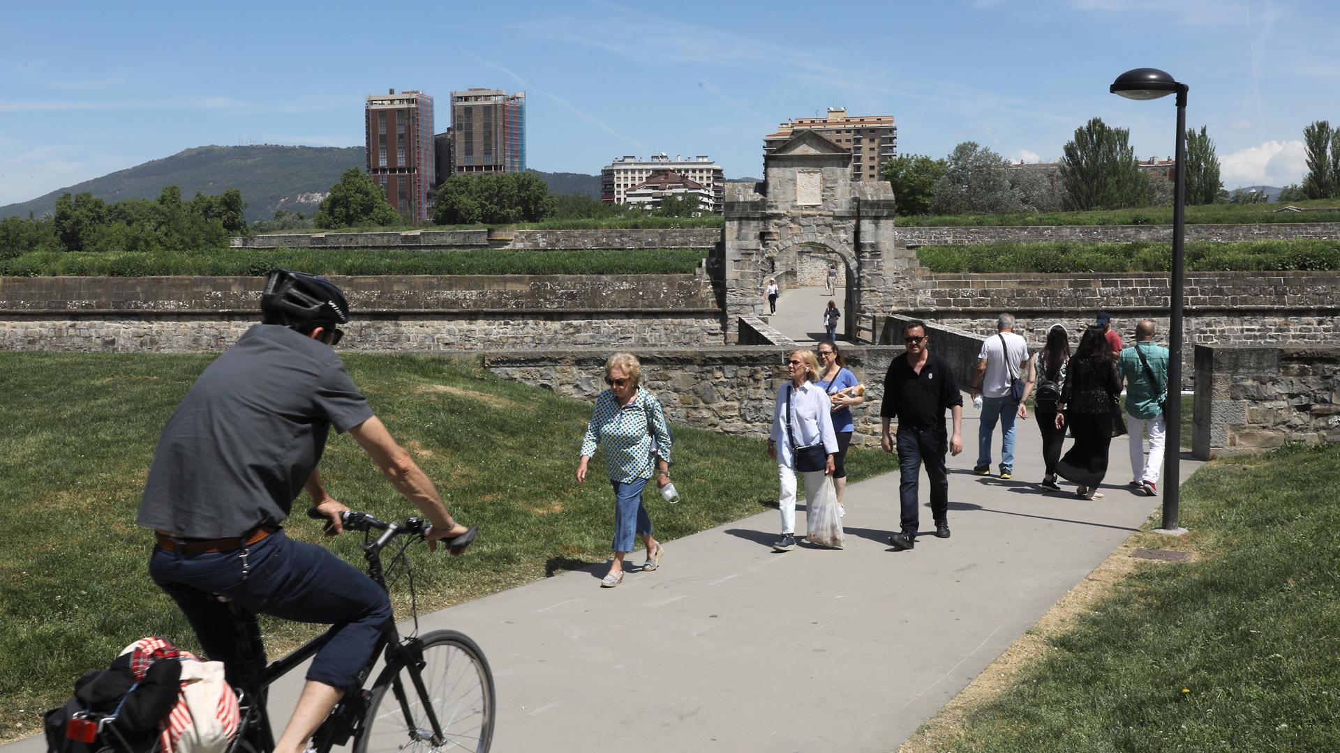 Peatones y ciclistas en uno de los portales de la Ciudadela