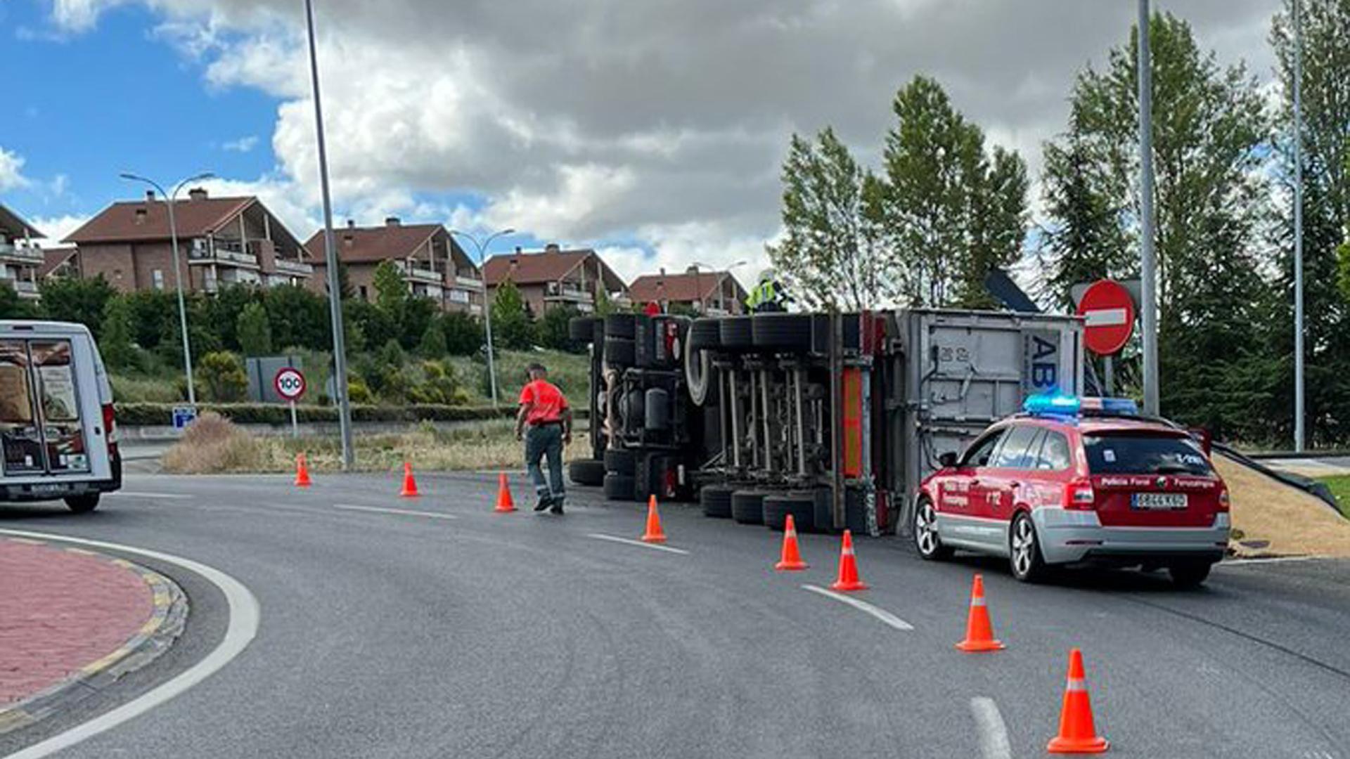 Un herido leve tras volcar su camión a la altura de Itaroa