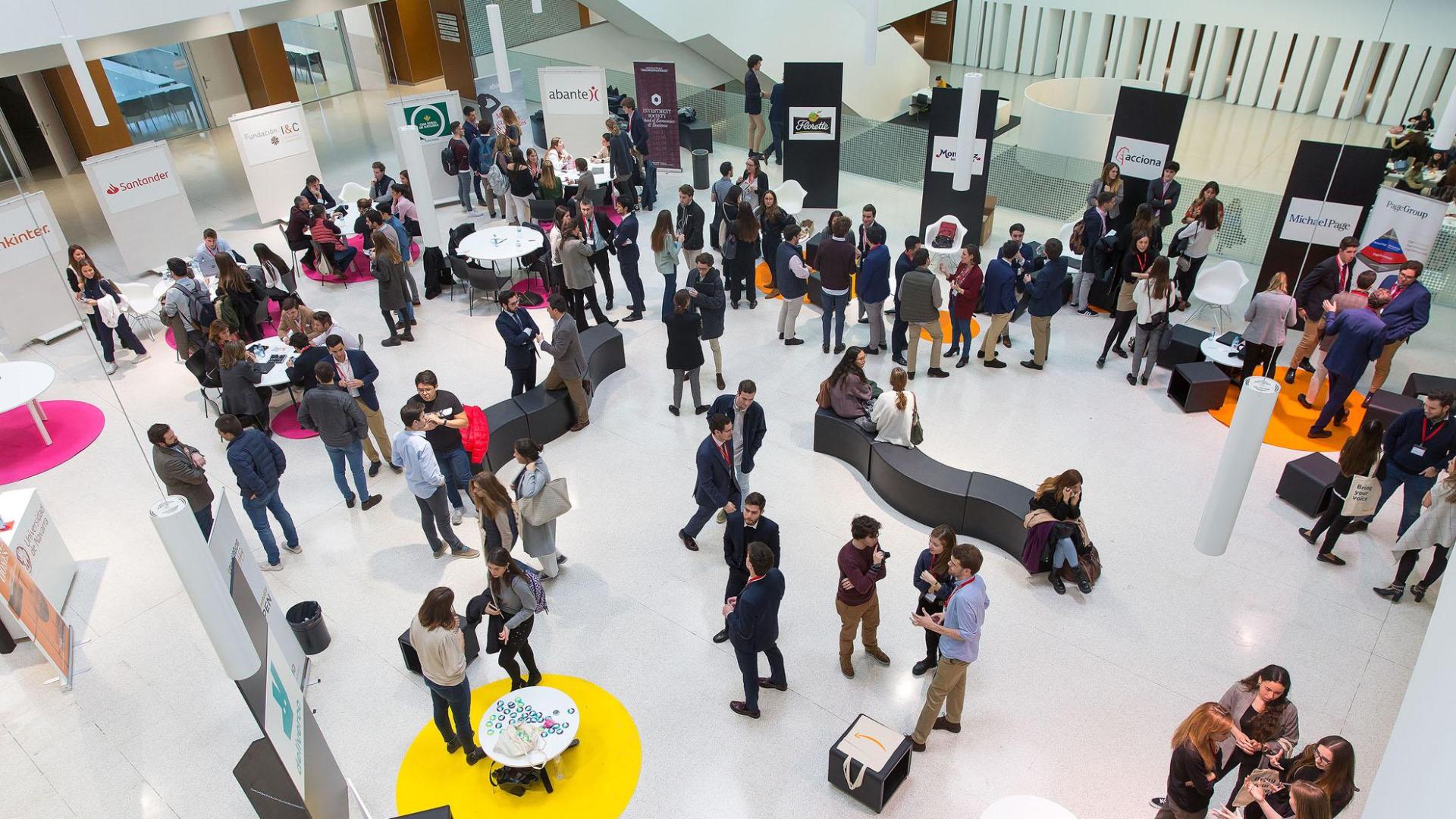 Estudiantes en el edificio de Amigos de la Universidad de Navarra durante una jornada de empleo