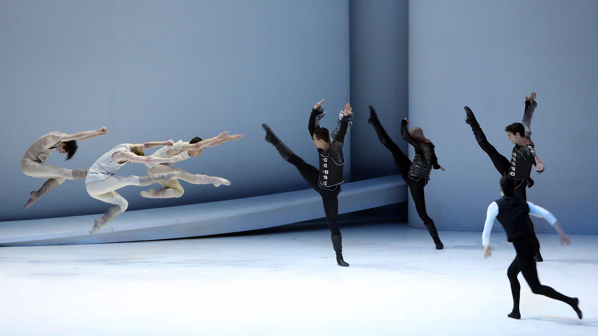 Los 'Ballets de Montecarlo', una de las compañías de danza más prestigiosas de Europa, representaron en Baluarte la semana pasada una versión joven de la tragedia 'Romeo y Julieta' de Shakespeare, con música del ruso Prokofiev y una impactante escenografía del francés Ernest Pignon. Belleza con mayúsculas y en estado puro que me hizo disfrutar durante más de dos horas. En la imagen, dos grupos de bailarines que dan vida a los Montesco y los Capuleto, las familias enfrentadas de los amantes, 'vuelan' por el escenario