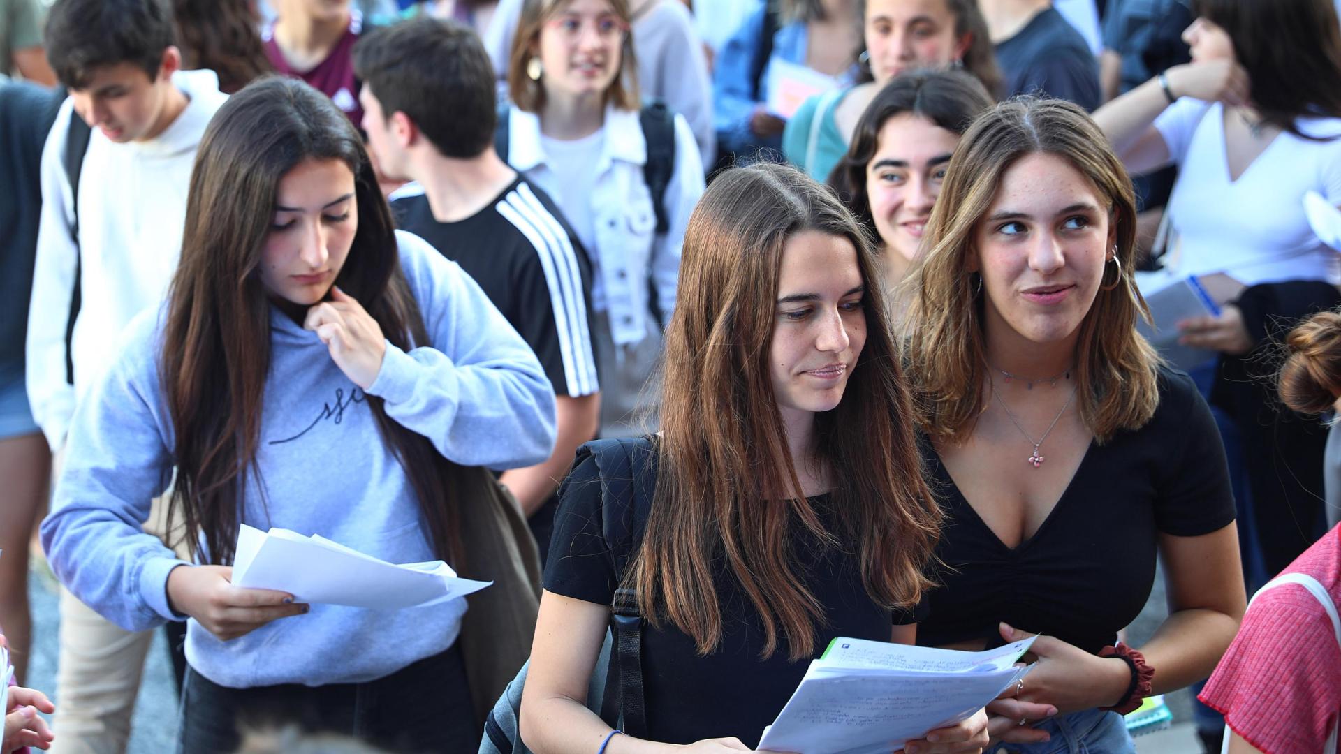 Un grupo de alumnas se dispone a entrar al examen de la EvAU en el campus de la UPNA. La universidad recibe miles de consultas de grados