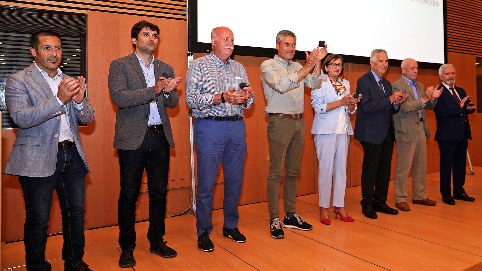 HOMENAJE HISTÓRICO Desde la izda.: Juan Carlos Castillo, presidente actual de la FNMC, y los expresidentes Pablo Azcona, Jerónimo Gómez, José Andrés Burguete, Francisca Catalán, Javier Del Castillo, Julián Balduz y Rafael Pérez. Faltaron Mariano Herrero, Jesús Mª García y Pedro J. Tabar