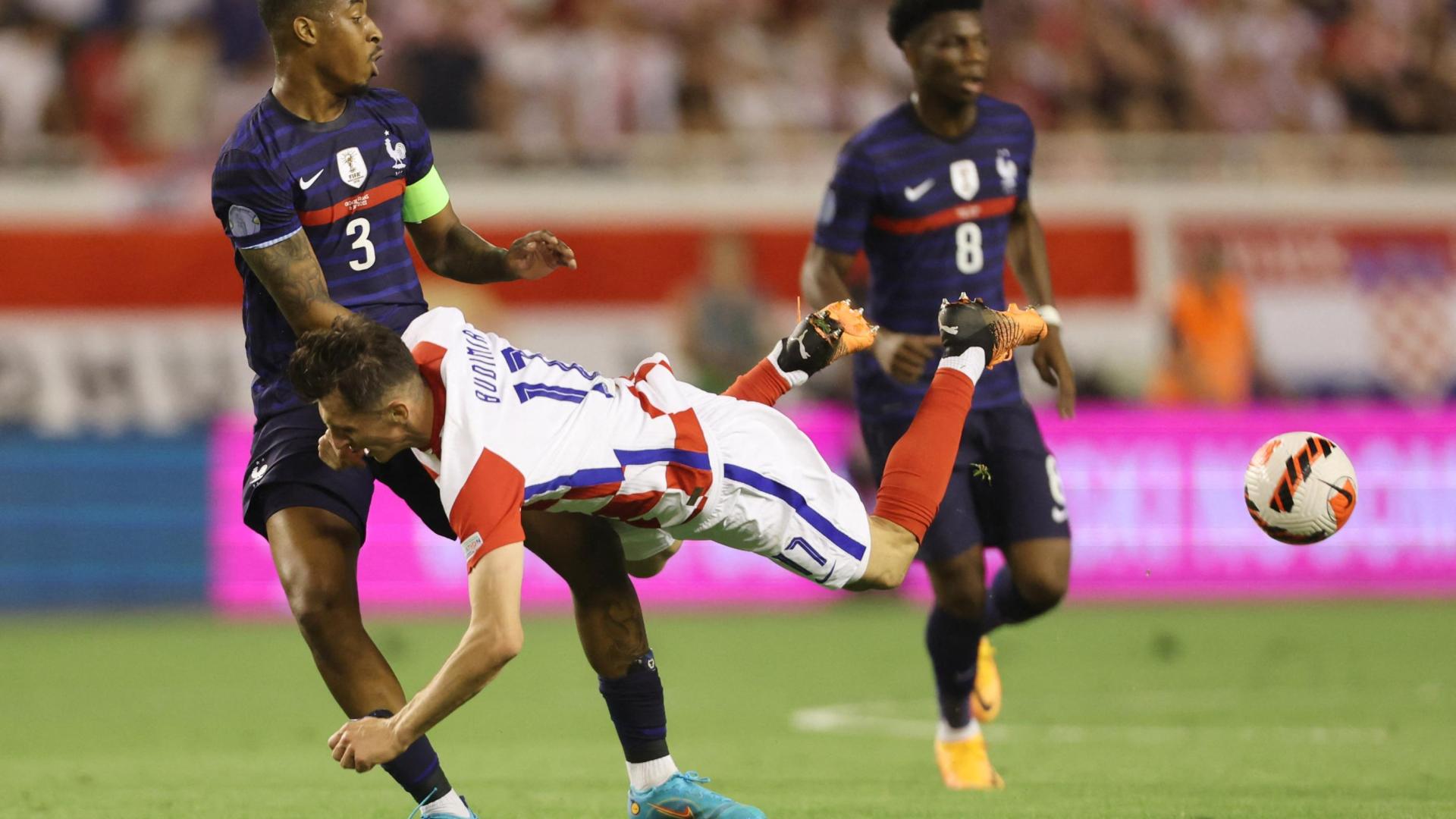 Ante Budimir, obstaculizado por el francés Presnel Kimpembe en el pasado Croacia-Francia