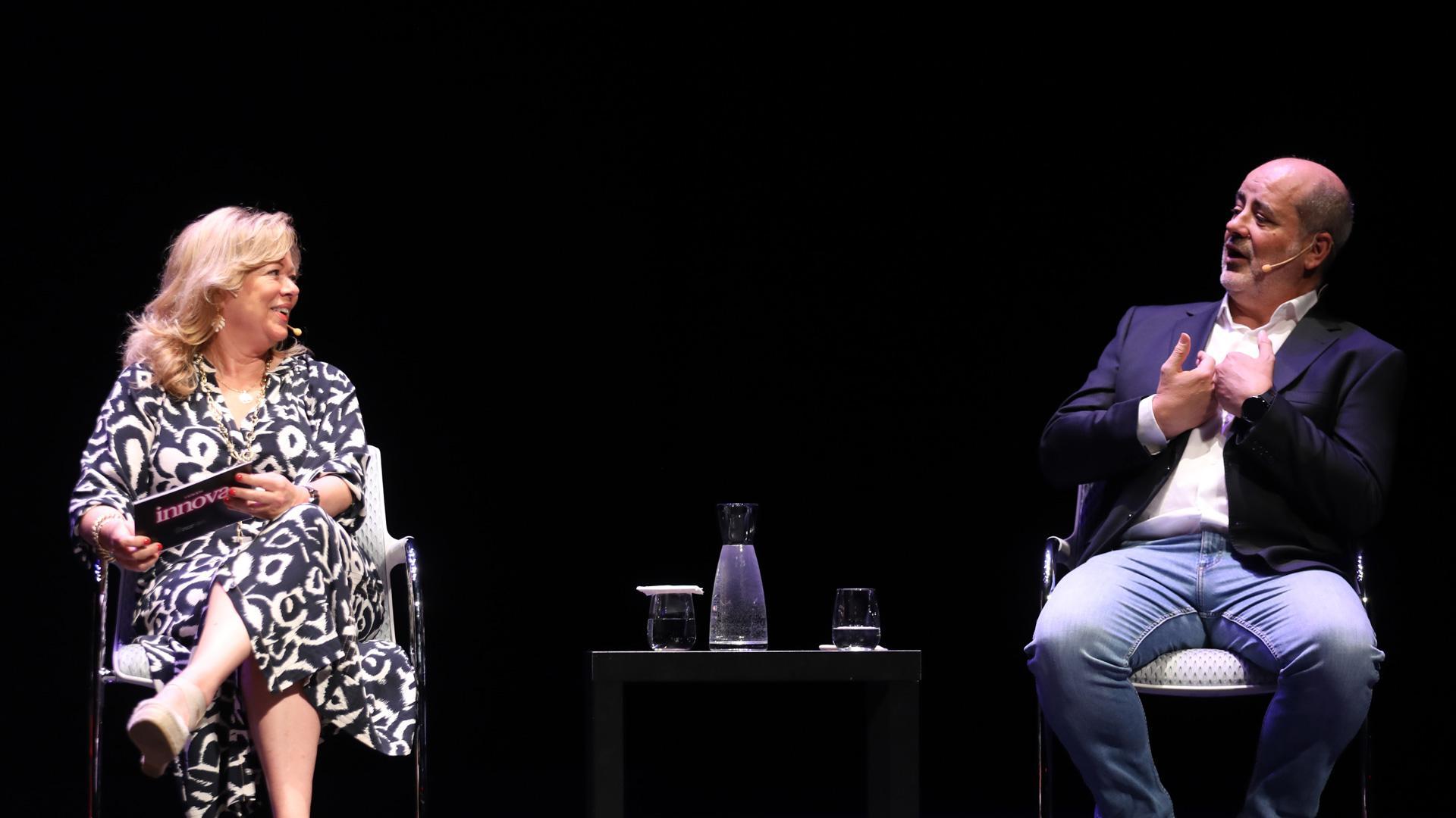 Los profesionales educativos Cristina Lacave y Alberto Arriazu intervienen en la mesa redonda