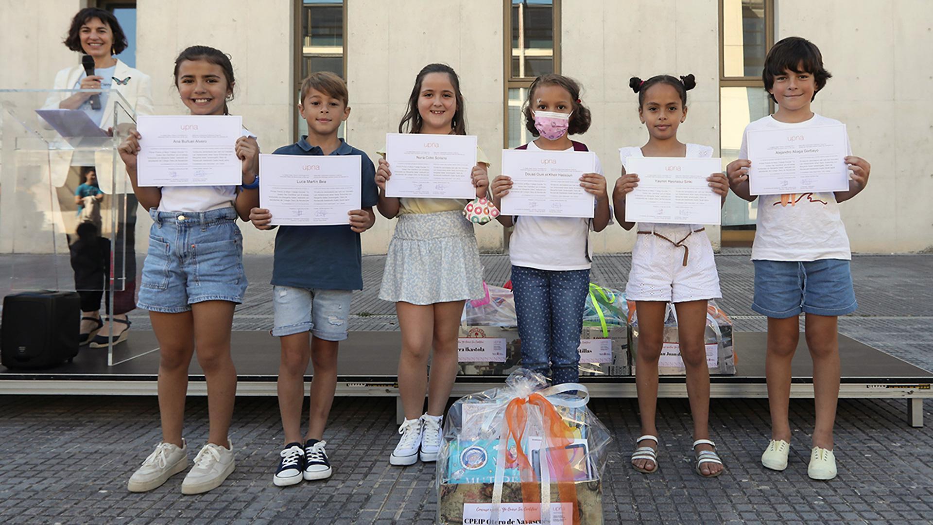 Equipo ganador del primer premio en la modalidad A: Luca Martín Bea, Nuria Cobo Soriano, Ana Buñuel Alvero, Alejandro Aliaga Garbayo, Douaá Oum el Kheir Hassoun y Yasmin Hasnaoui Siriki, del CPEIP Otero de Navascués de Cintruénigo
