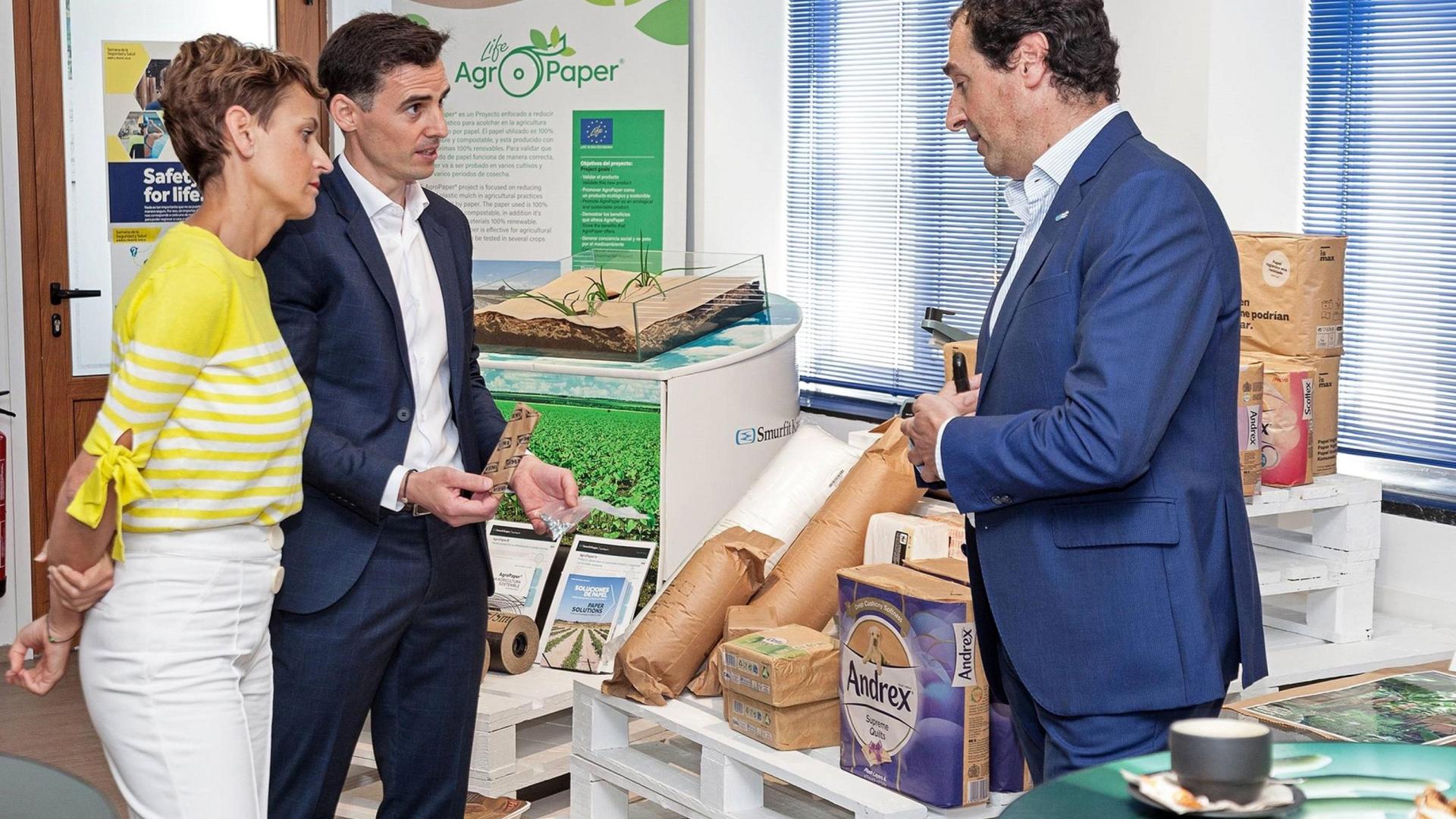 De izquierda a derecha, María Chivite (presidenta del Gobierno de Navarra), Iñaki Urdaci (director de Marketing y Nuevos Productos) y Pedro Mendarozketa (director general de Smurfit Kappa Sangüesa)