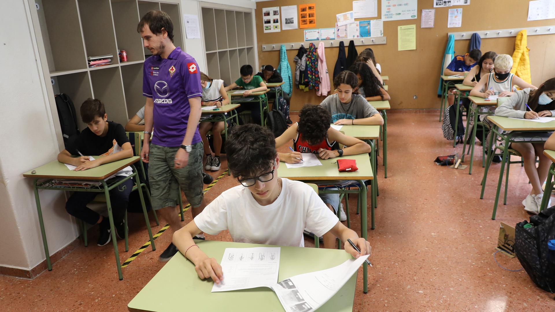 Estudiantes de 1º de ESO del IES Navarro Villoslada haciendo un examen de Geografía e Historia en inglés, el pasado miércoles
