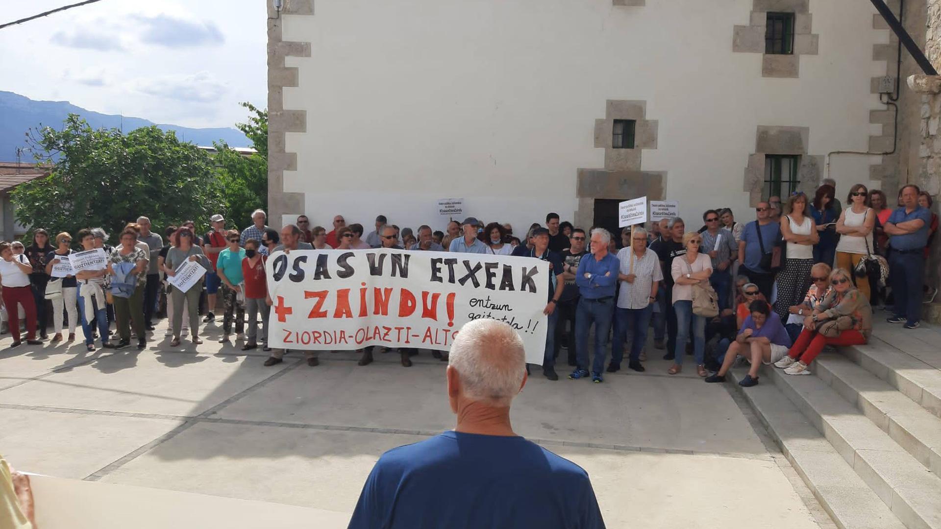 Vecinos de Sakana concentrados hace una semana en Irurtzun