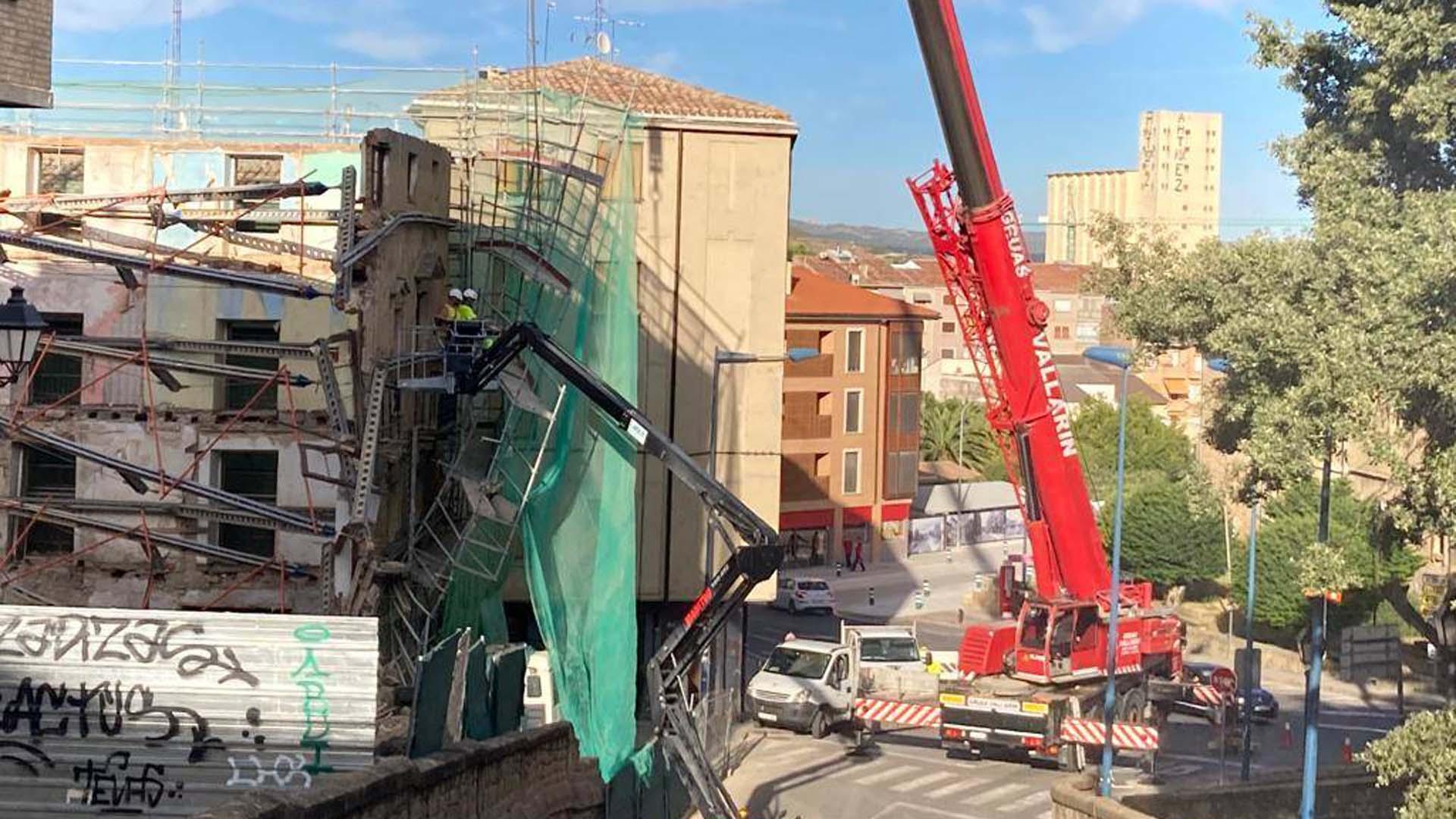 Las grúas tratan de recomponer el andamiaje desprendido del edificio