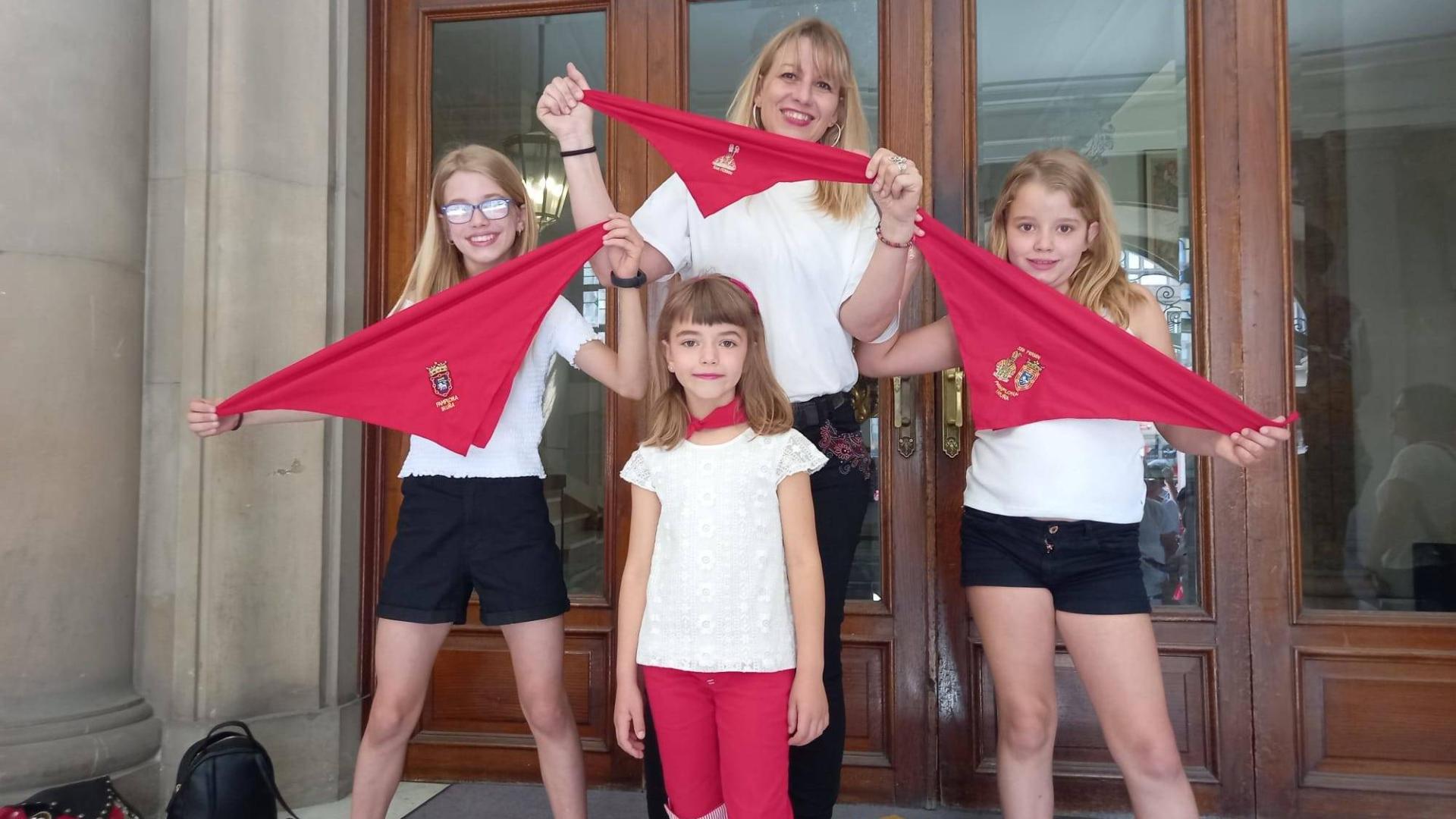 Amaya Fernández junto a sus hijas Uxue, Leyre y June García