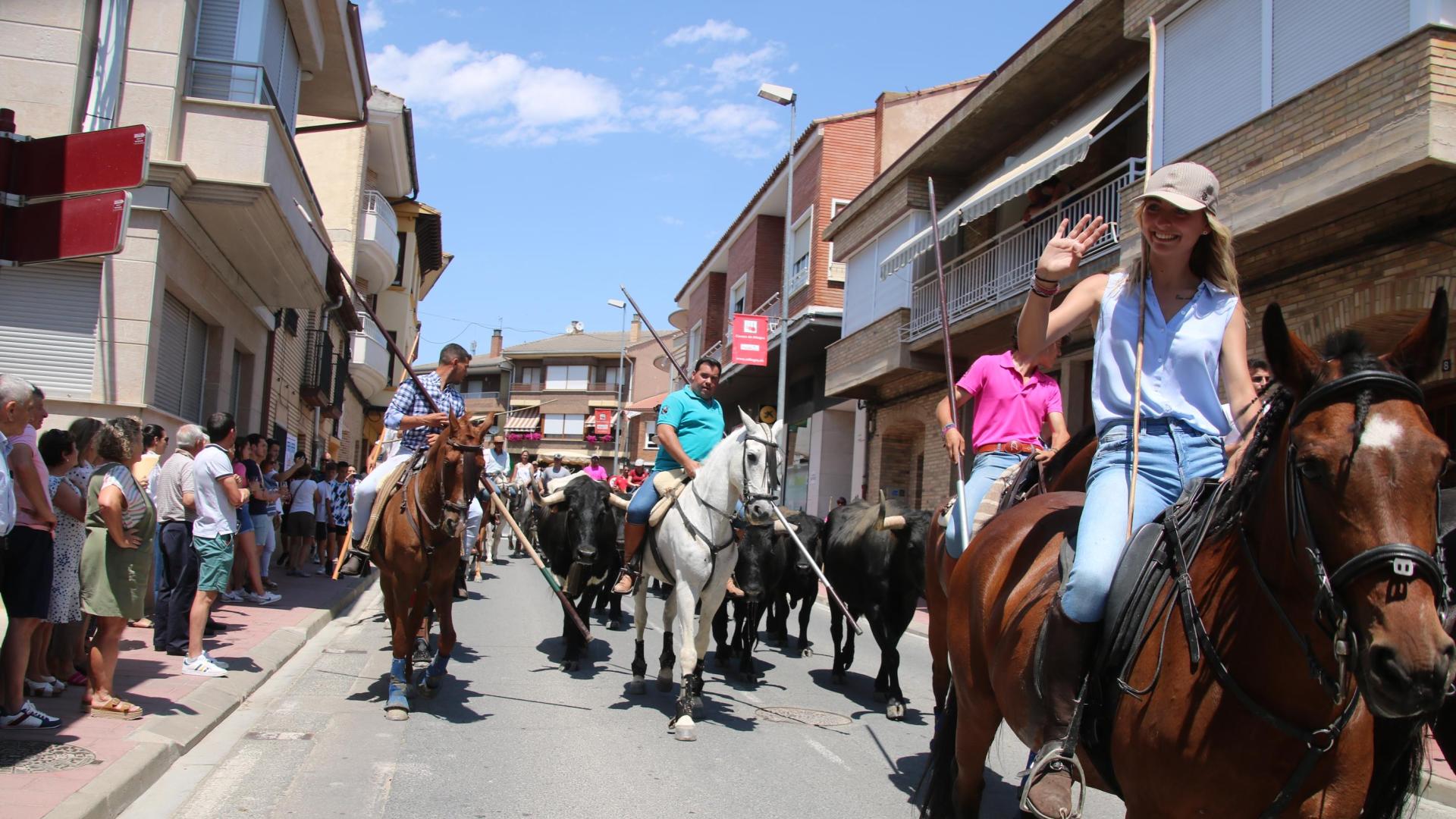 Instante del recorrido de los caballistas y reses por las calles de Milagro.