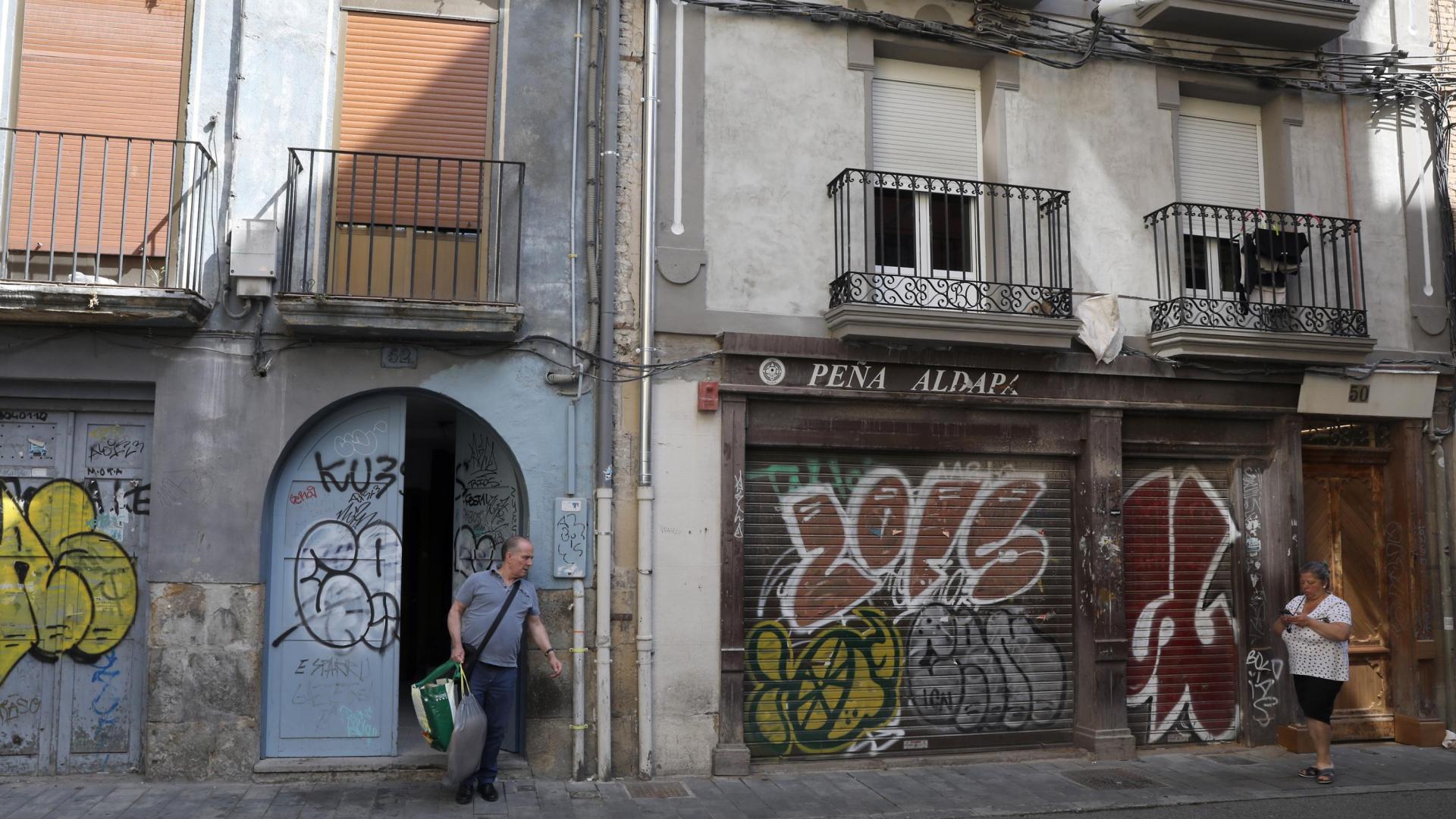 Vista de las pintadas en portales, bajeras y peñas en la calle Jarauta.