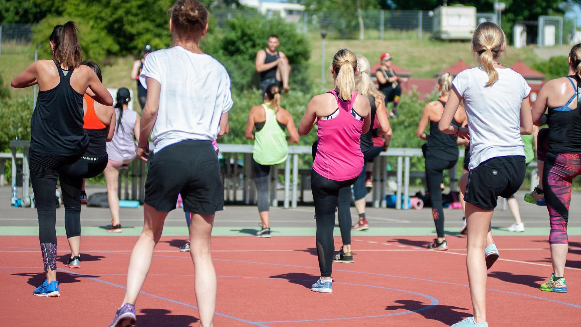 Un grupo de mujeres haciendo deporte al aire libre
