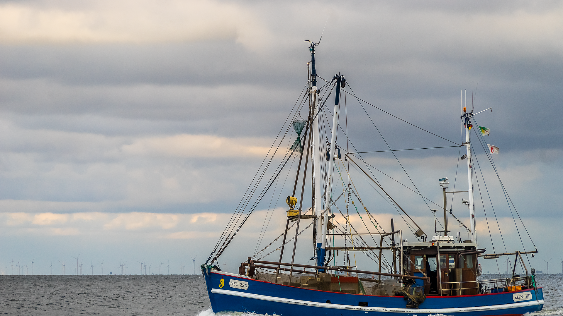 Imagen de archivo de un barco en el mar