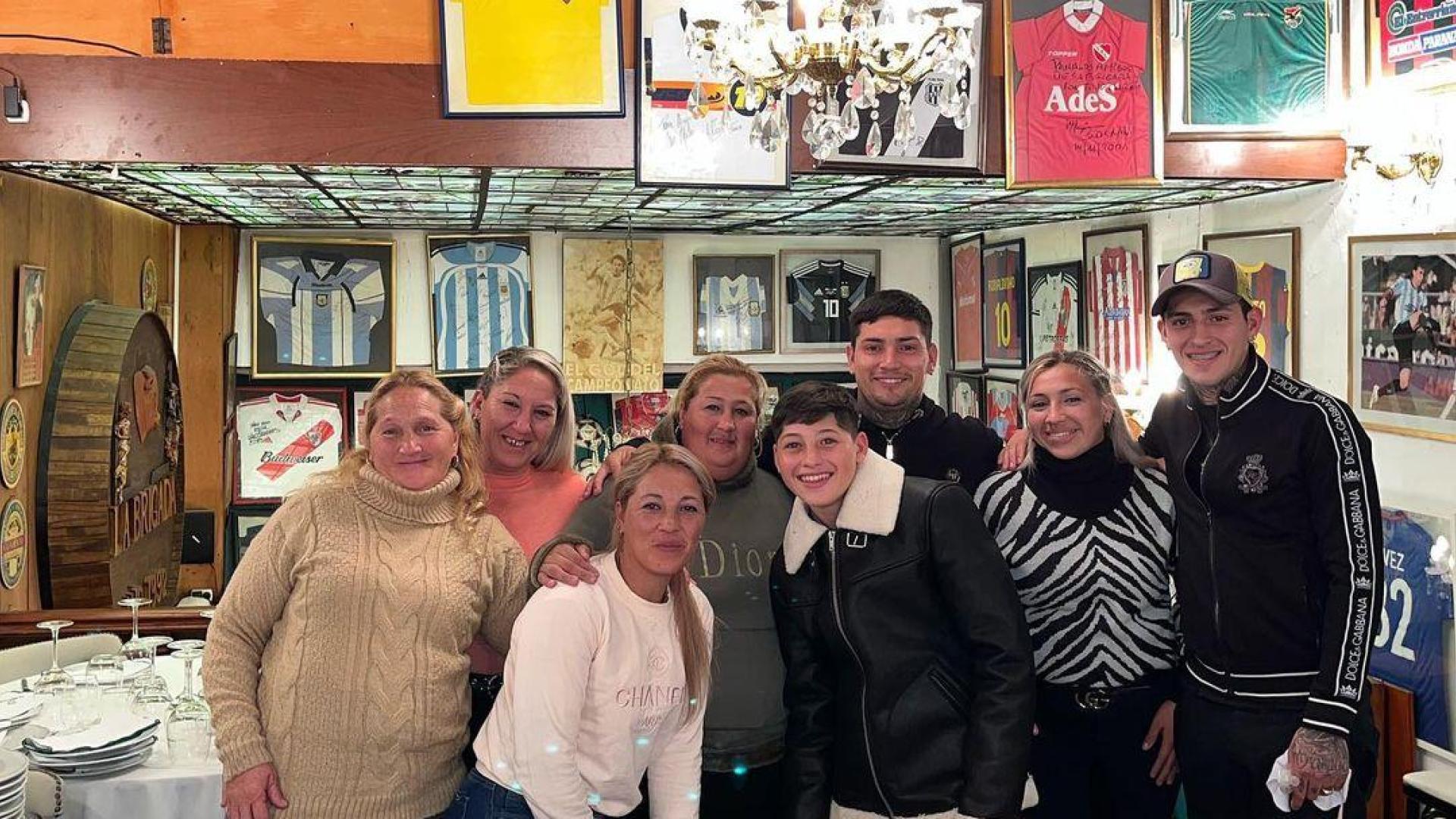 El Chimy, junto a su madre, sus hermanas y sus hermanos