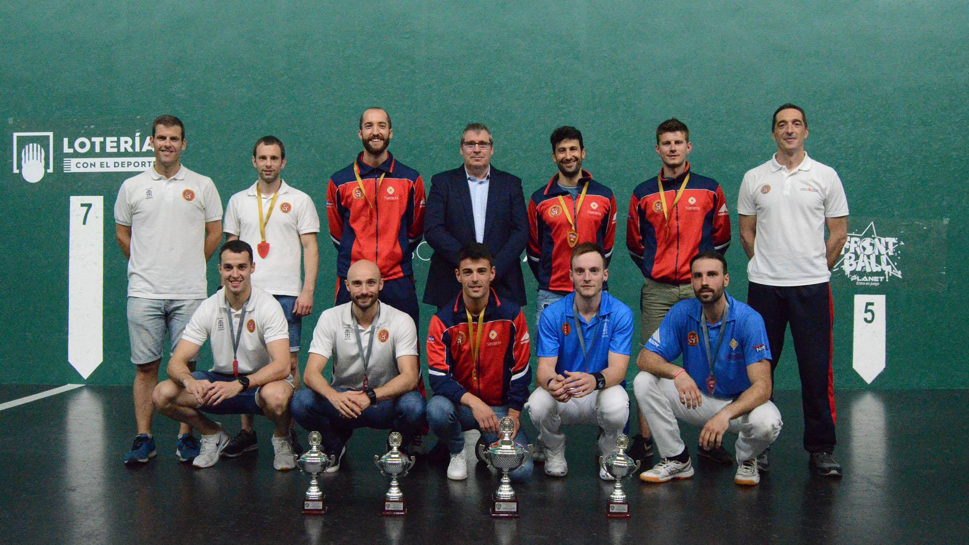 Los campeones y subcampeones en el podio final este sábado por la mañana en el frontón Labrit