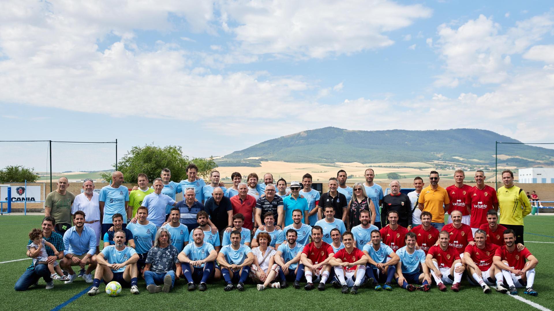 La primera junta directiva del Bidezarra, los presidentes, los entrenadores del primer equipo, veteranos del club y los de Osasuna el sábado en Noáin.
