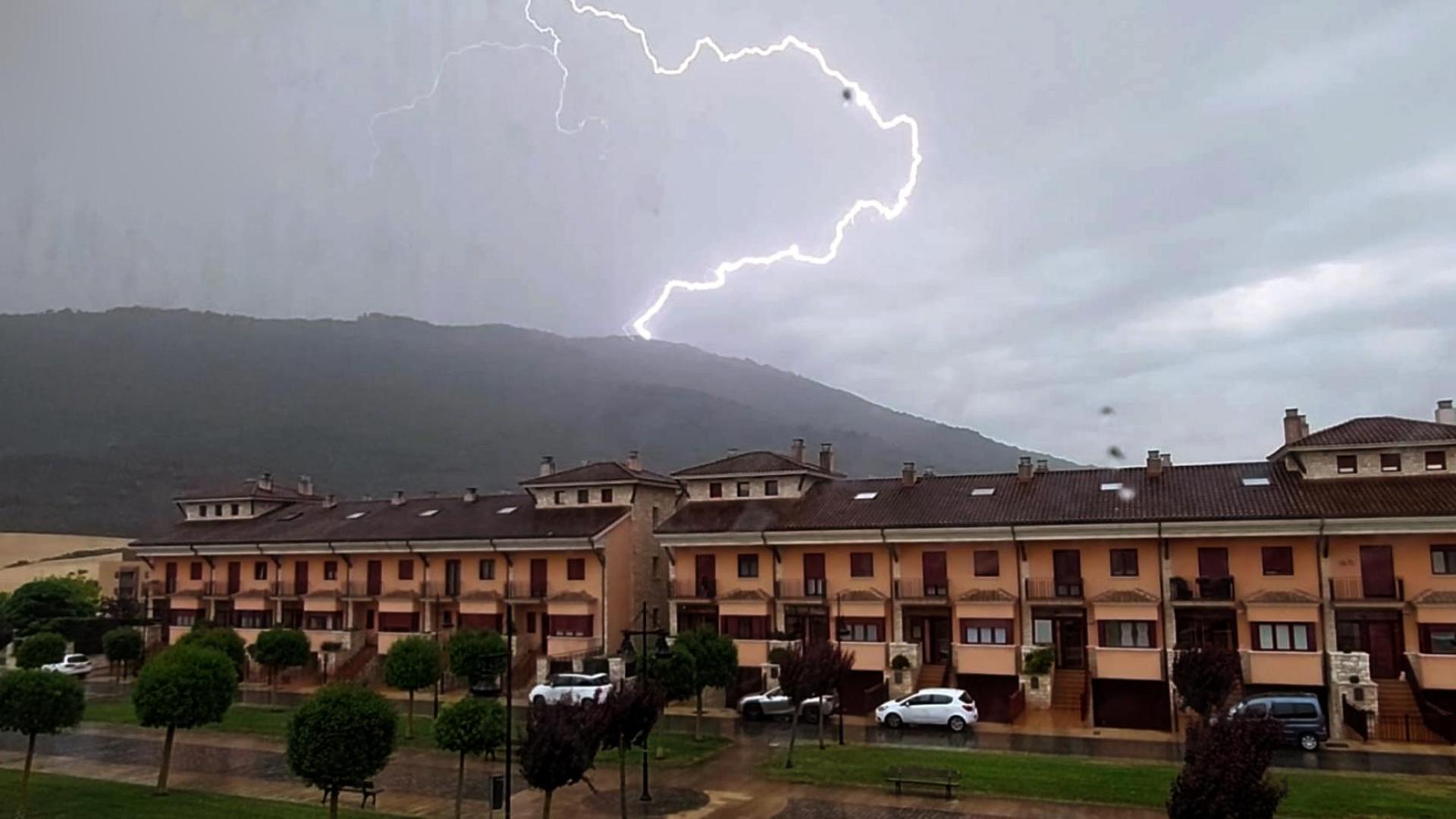 Imagen desde Berriosuso de uno de los cinco rayos que cayeron el sábado por la tarde en la cima del monte Ezkaba.