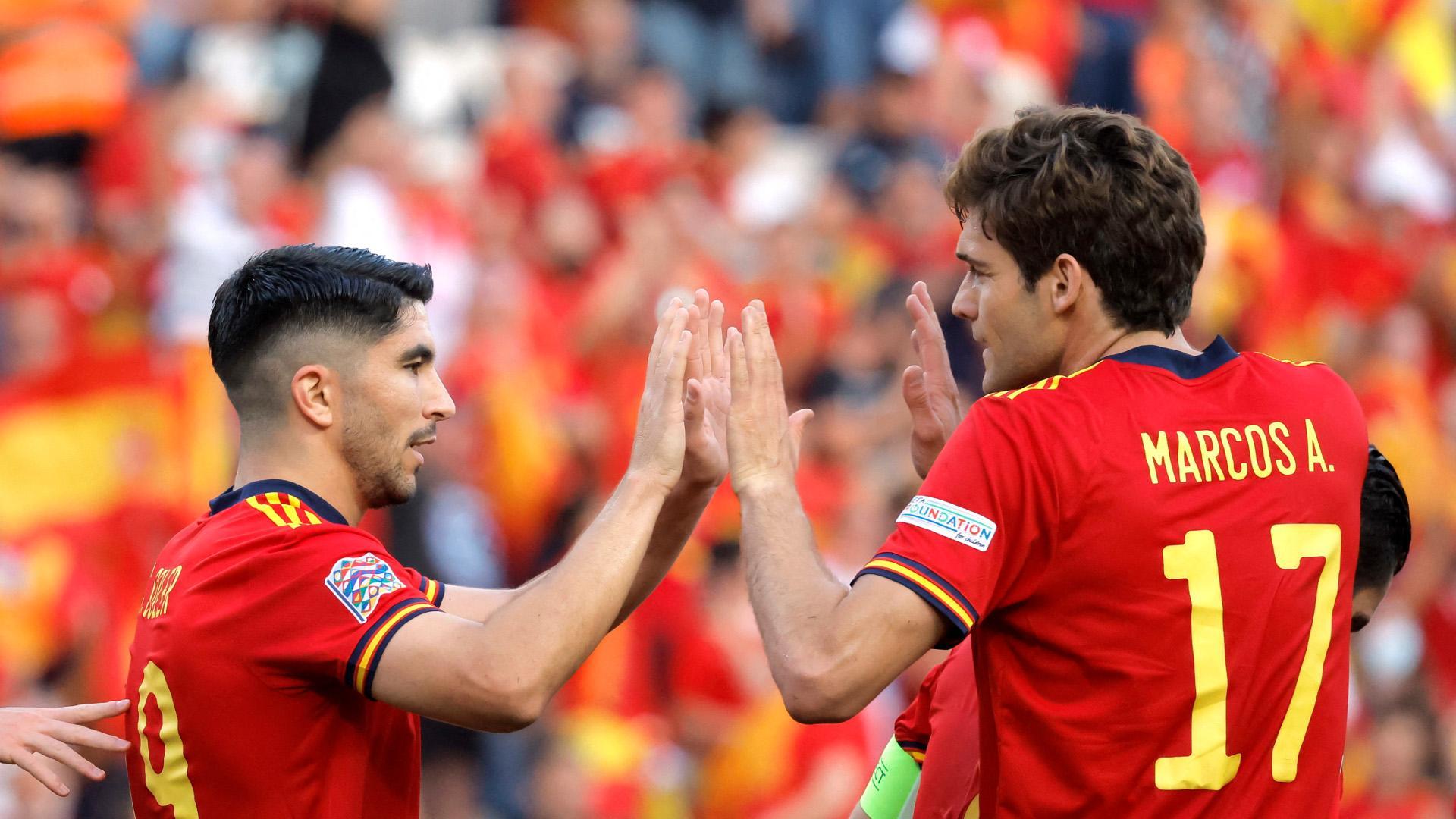 Carlos Soler celebra el gol con Marcos Alonso