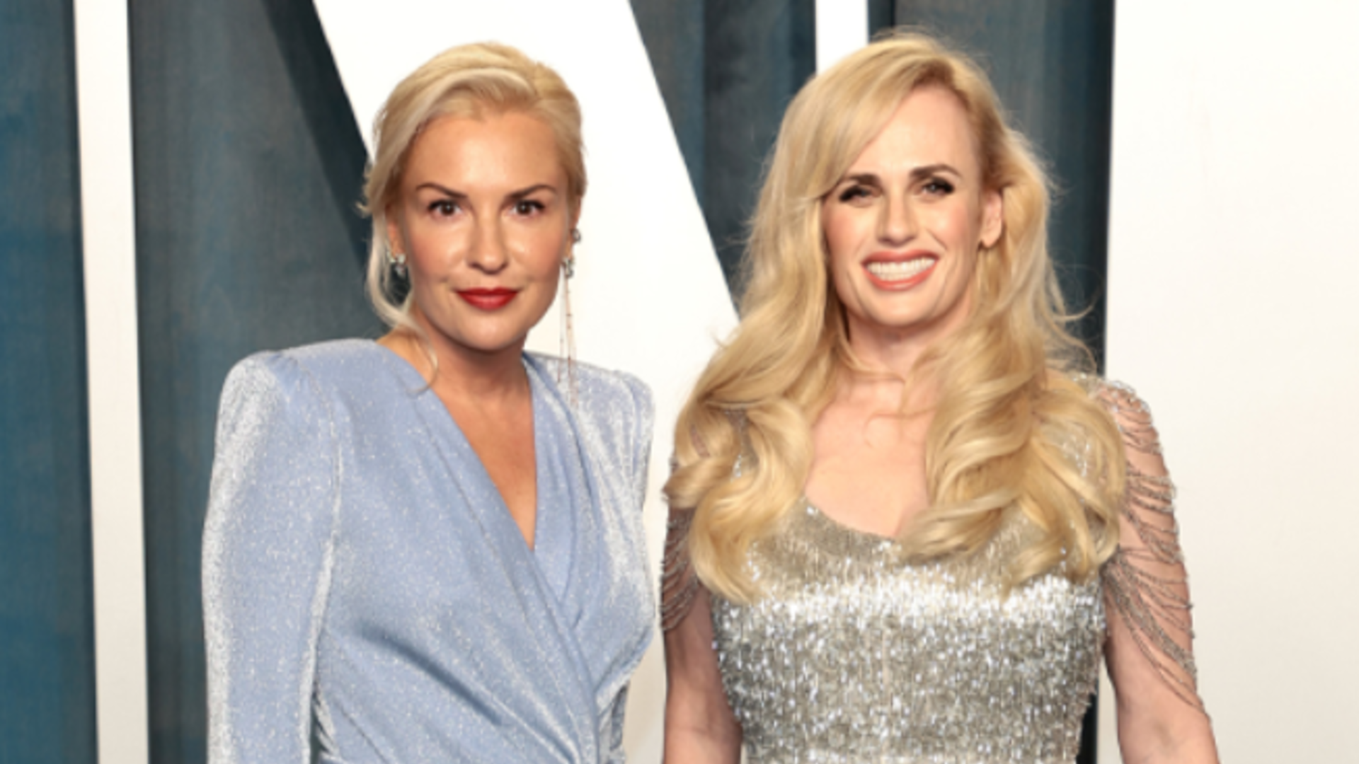 Rebel Wilson junto a su pareja, la diseñadora de moda Ramona Agruma