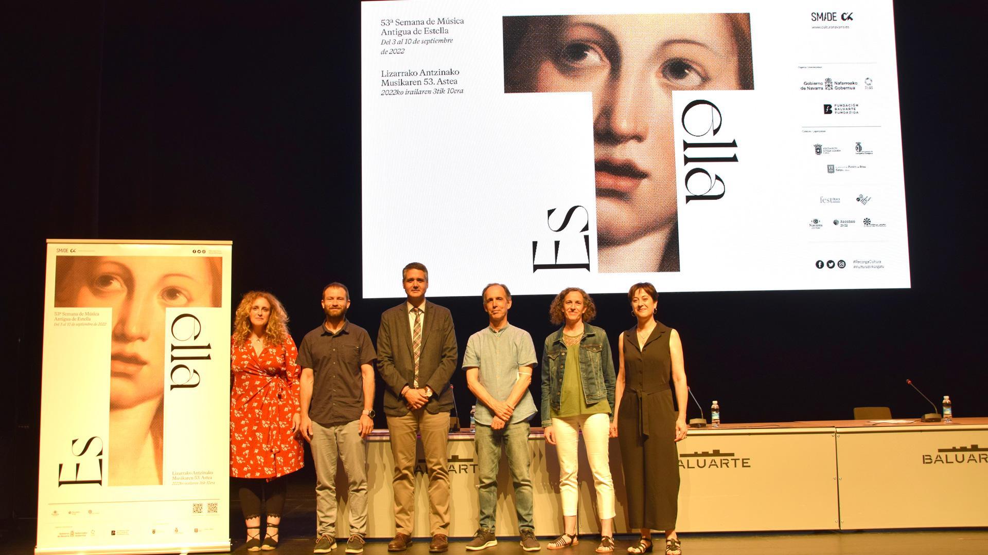 Raquel Andueza, directora artística del Festival; Koldo Leoz, alcalde de Estella; Ignacio Apezteguía, director general de Cultura-Institución Príncipe de Viana; Lorenzo García Echegoyen, director del Servicio de Acción Cultural; Mariví Valencia, concejala de Cultura del Ayuntamiento de Eguzkiza; y Mari Sol Martínez Caspe, jefa de Sección de Programas Artísticos y Difusión del Servicio de Acción Cultural