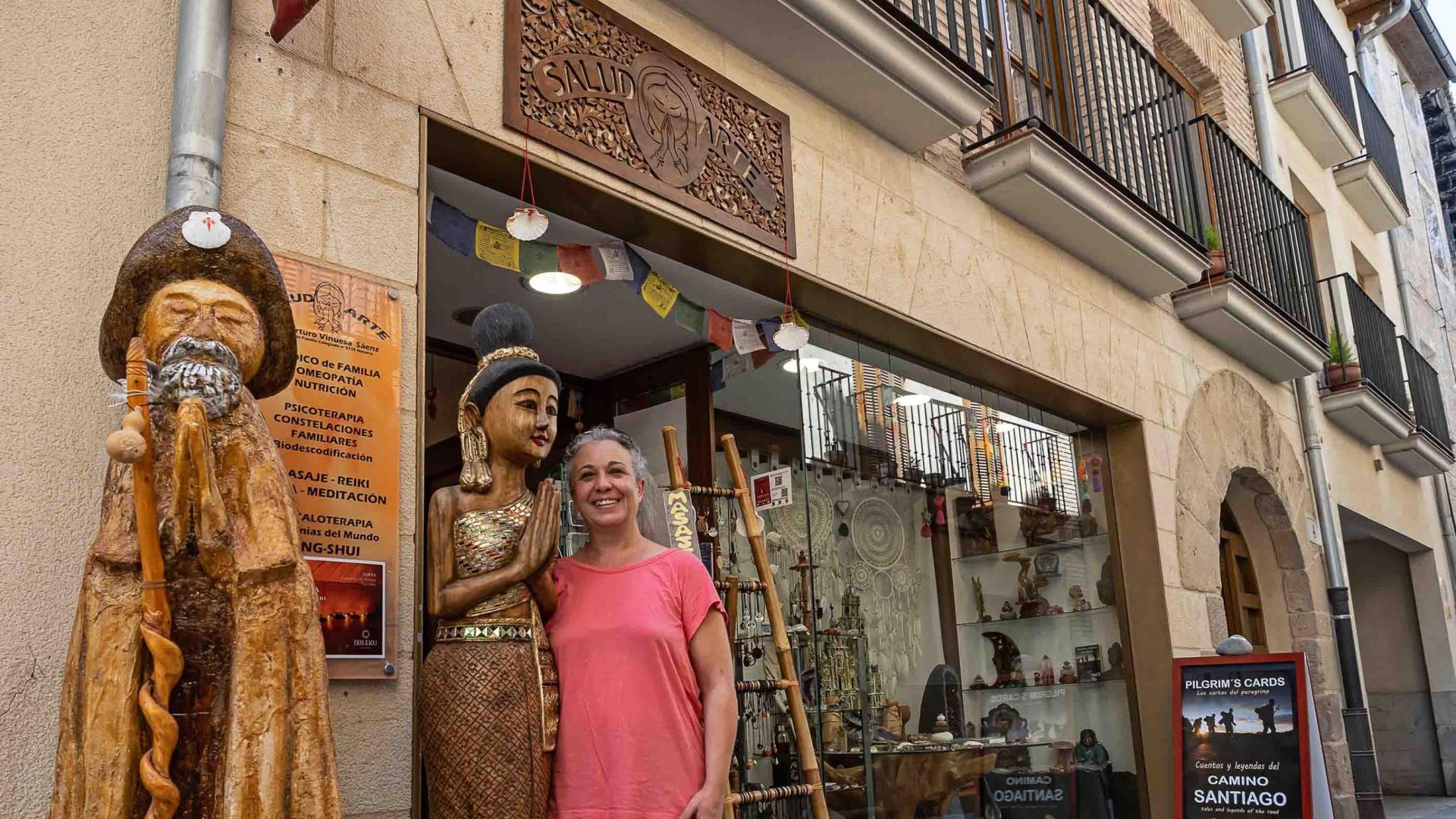 La productora le avisó a Rosa Castro que paa el rodaje se cubrirá el escaparate de Salud Arte