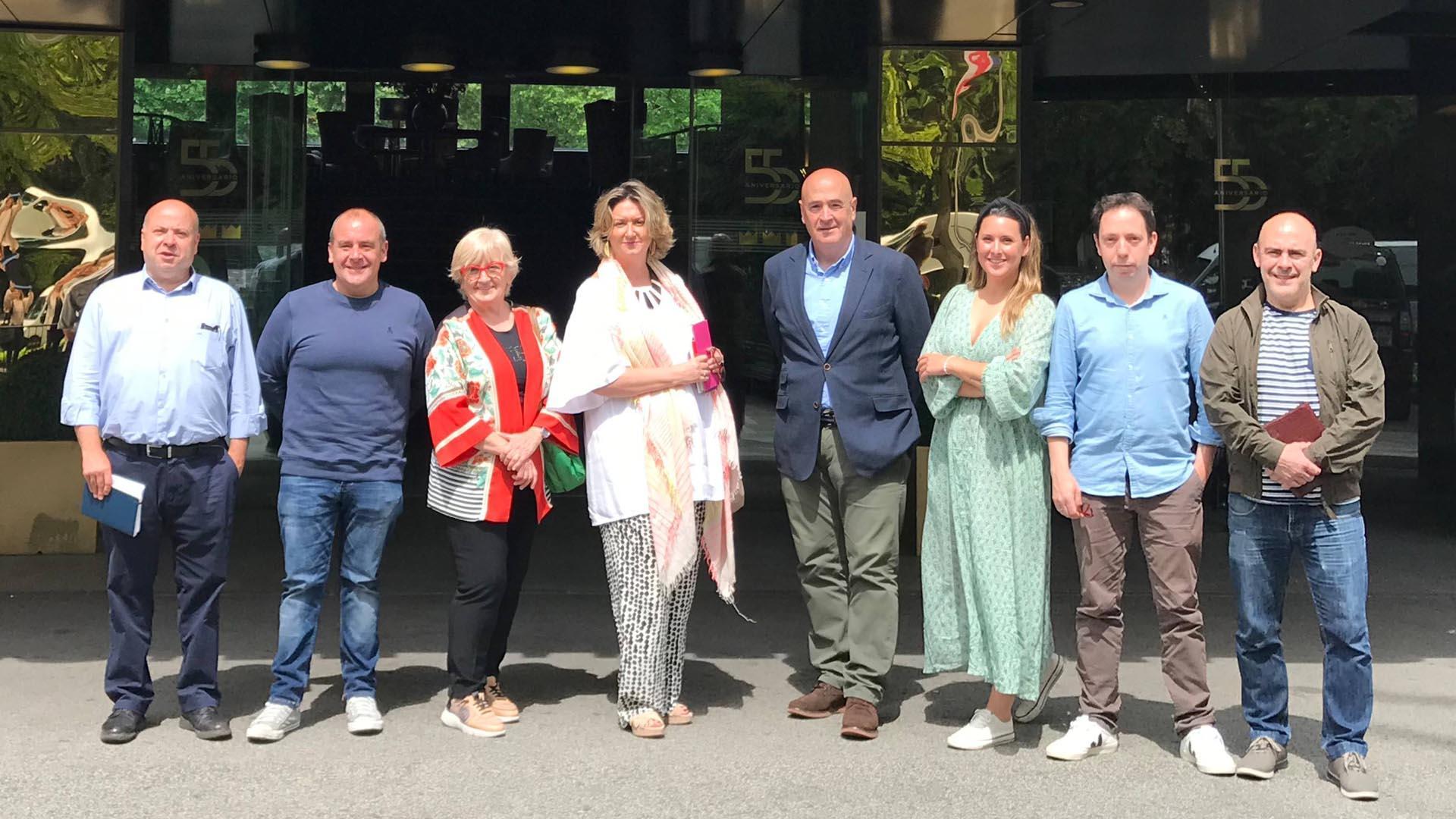 El jurado de los Premios Talento Gastro 2022: Nacho Calvo (Asociación Hostelería Navarra), Nicolás Ramírez (Tubal), Pilar Idoate (Europa), Ana Laguna (Academia Navarra de Gastronomía), Javier Yurrita (El Diario Vasco), Sara Nahum (Diario de Navarra), David Yárnoz (El Molino de Urdániz) y Koldo Rodero (Rodero).