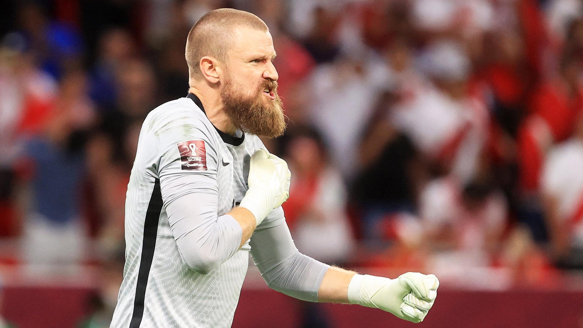 El meta de Australia, Andrew Redmayne, se golpea el pecho tras parar el decisivo penalti que metía a su país en la cita de Catar 2022