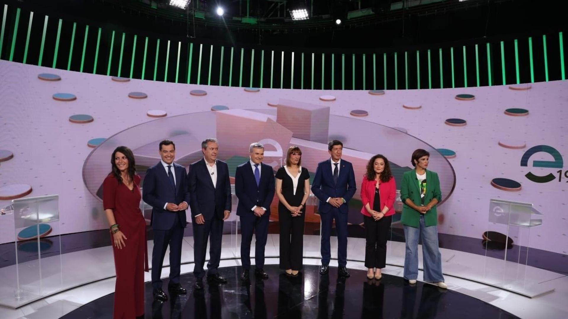 Los candidatos a las elecciones andaluzas posan durante el último debate